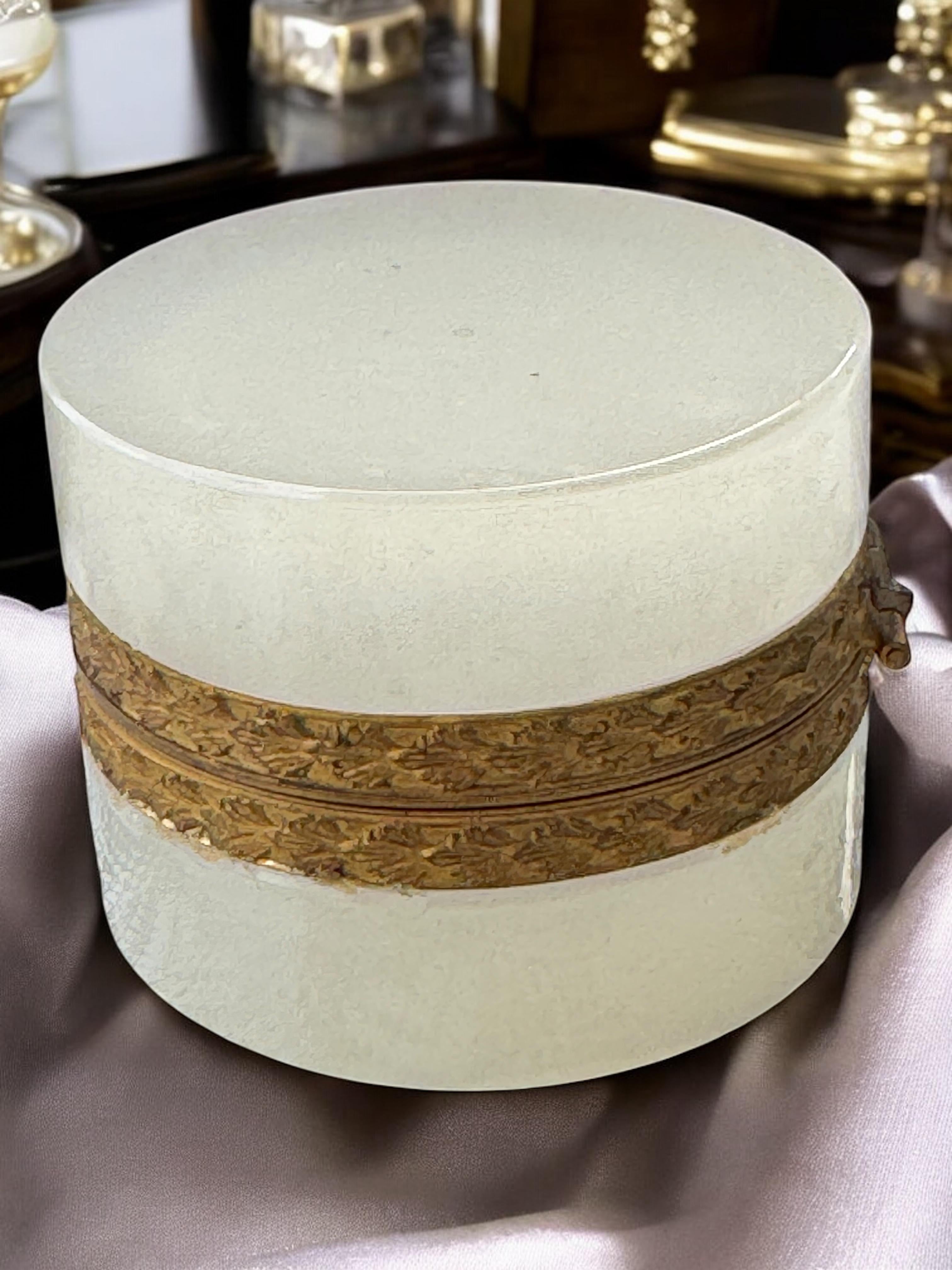 Schöne weiße Cenedese-Glasbox mit Bronzebeschlägen, Italien, 1930er Jahre 8