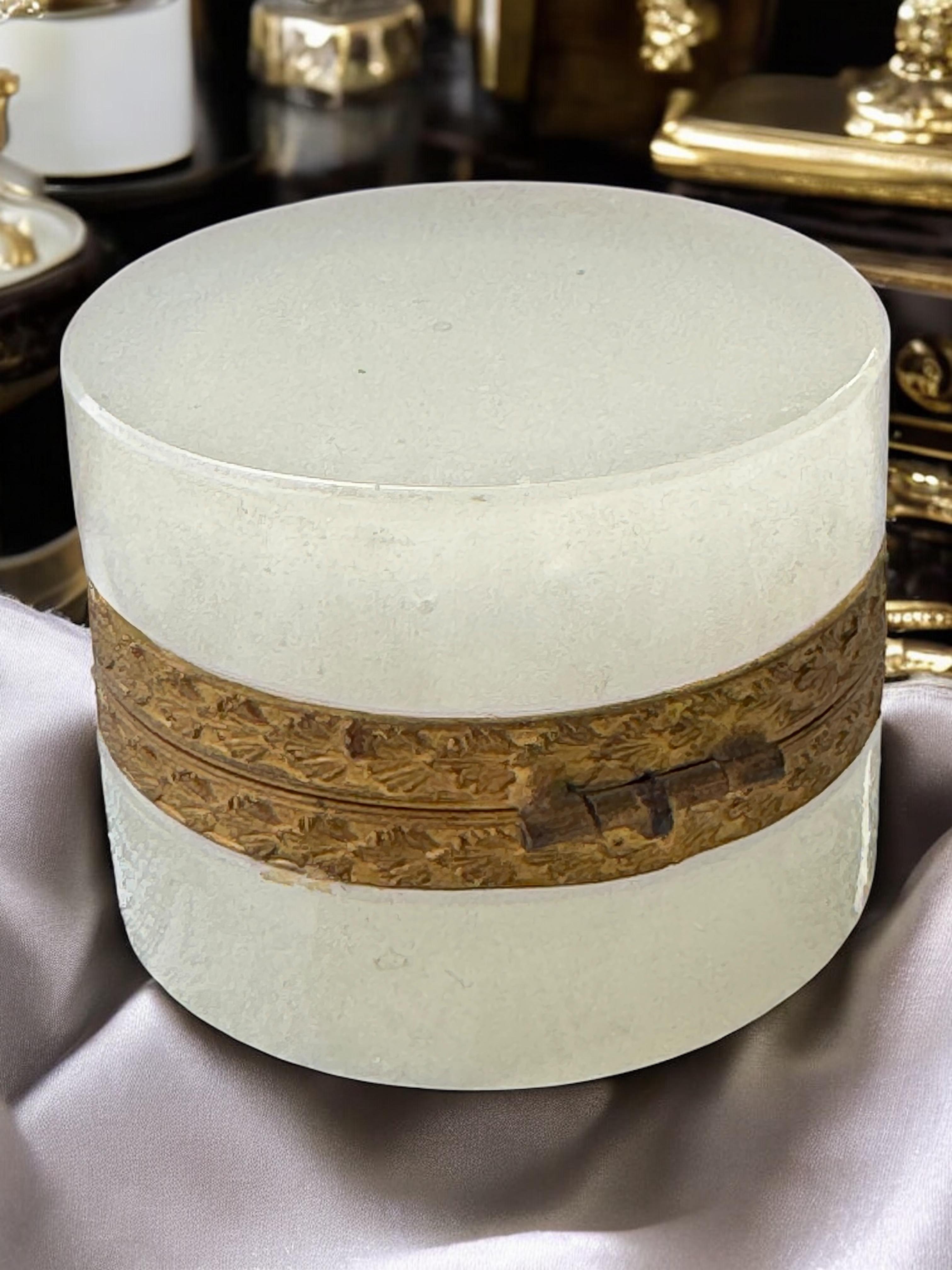 Schöne weiße Cenedese-Glasbox mit Bronzebeschlägen, Italien, 1930er Jahre 9
