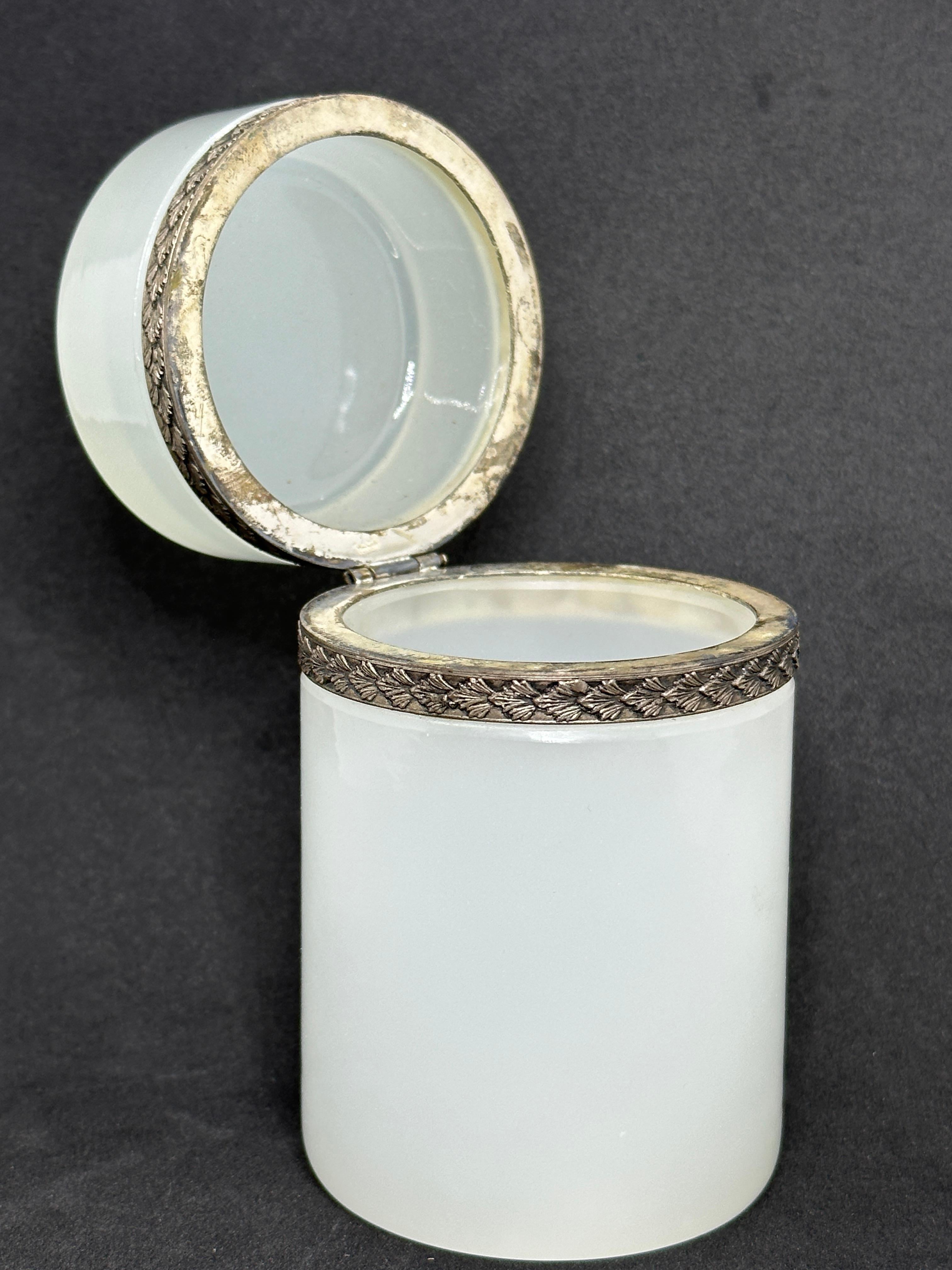 Beautiful White Opaline Cenedese Glass Box with Bronze Mounts, Italy, 1930s 10