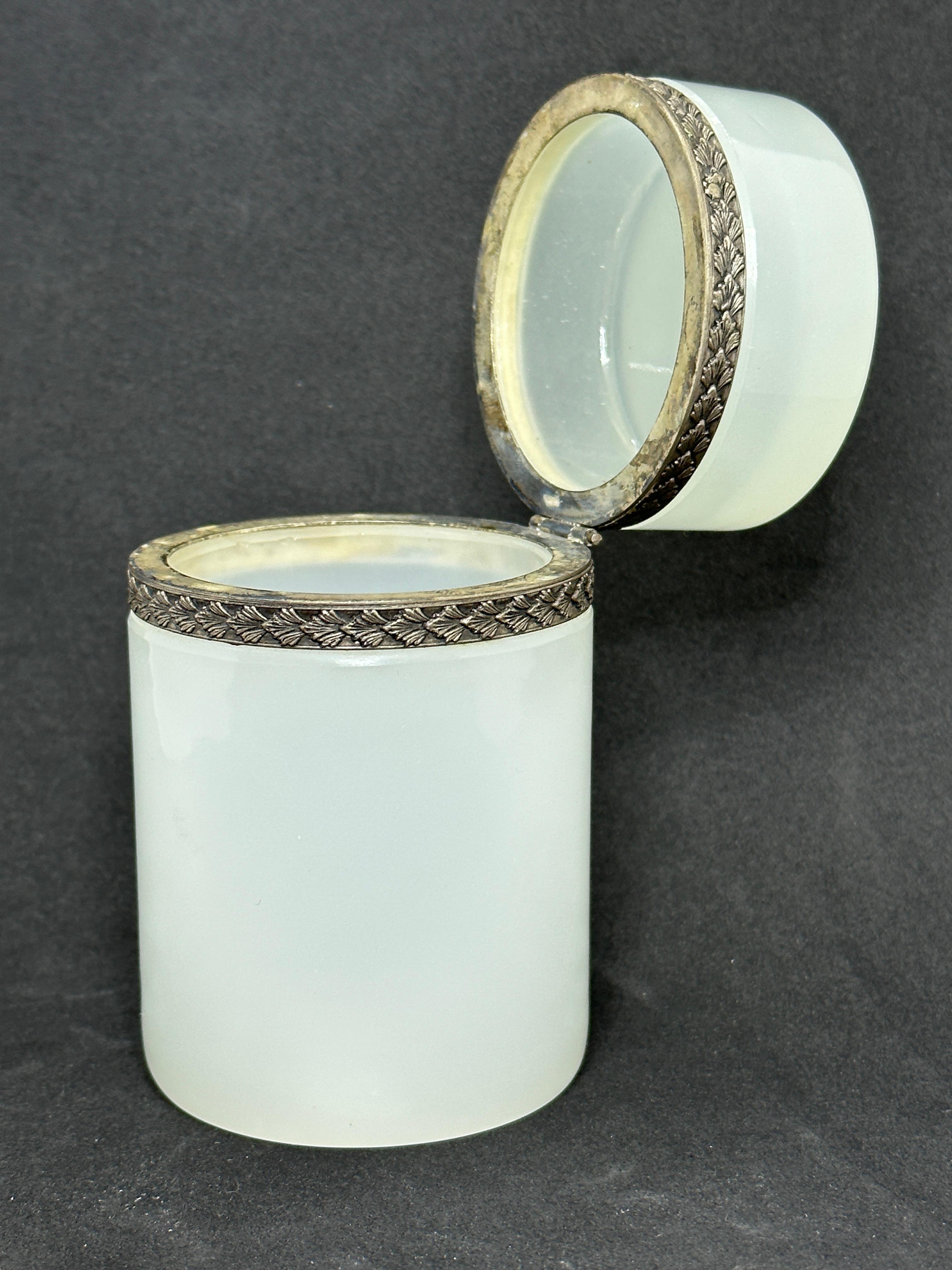 Beautiful White Opaline Cenedese Glass Box with Bronze Mounts, Italy, 1930s 11