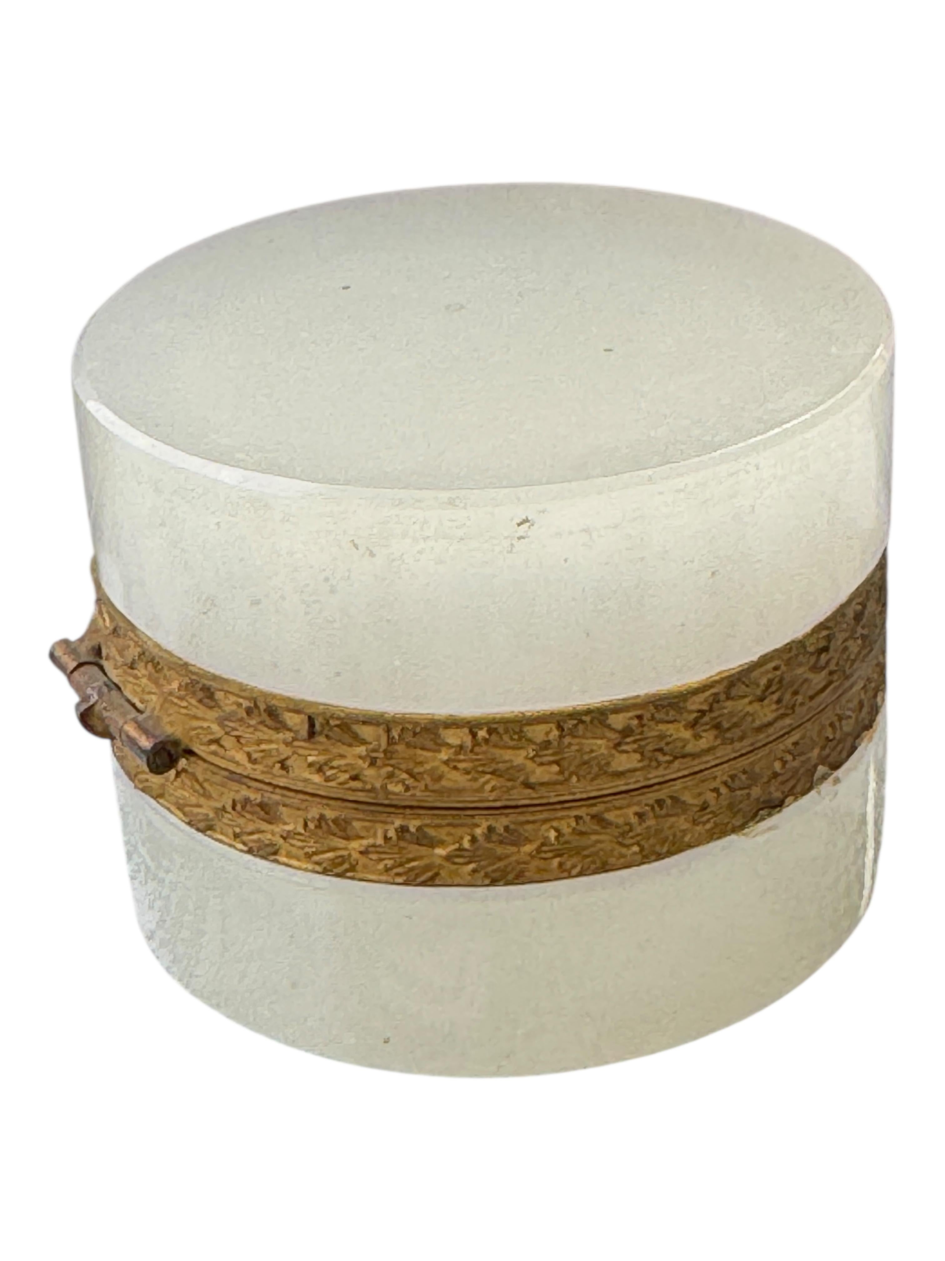 Schöne weiße Cenedese-Glasbox mit Bronzebeschlägen, Italien, 1930er Jahre (Empire)