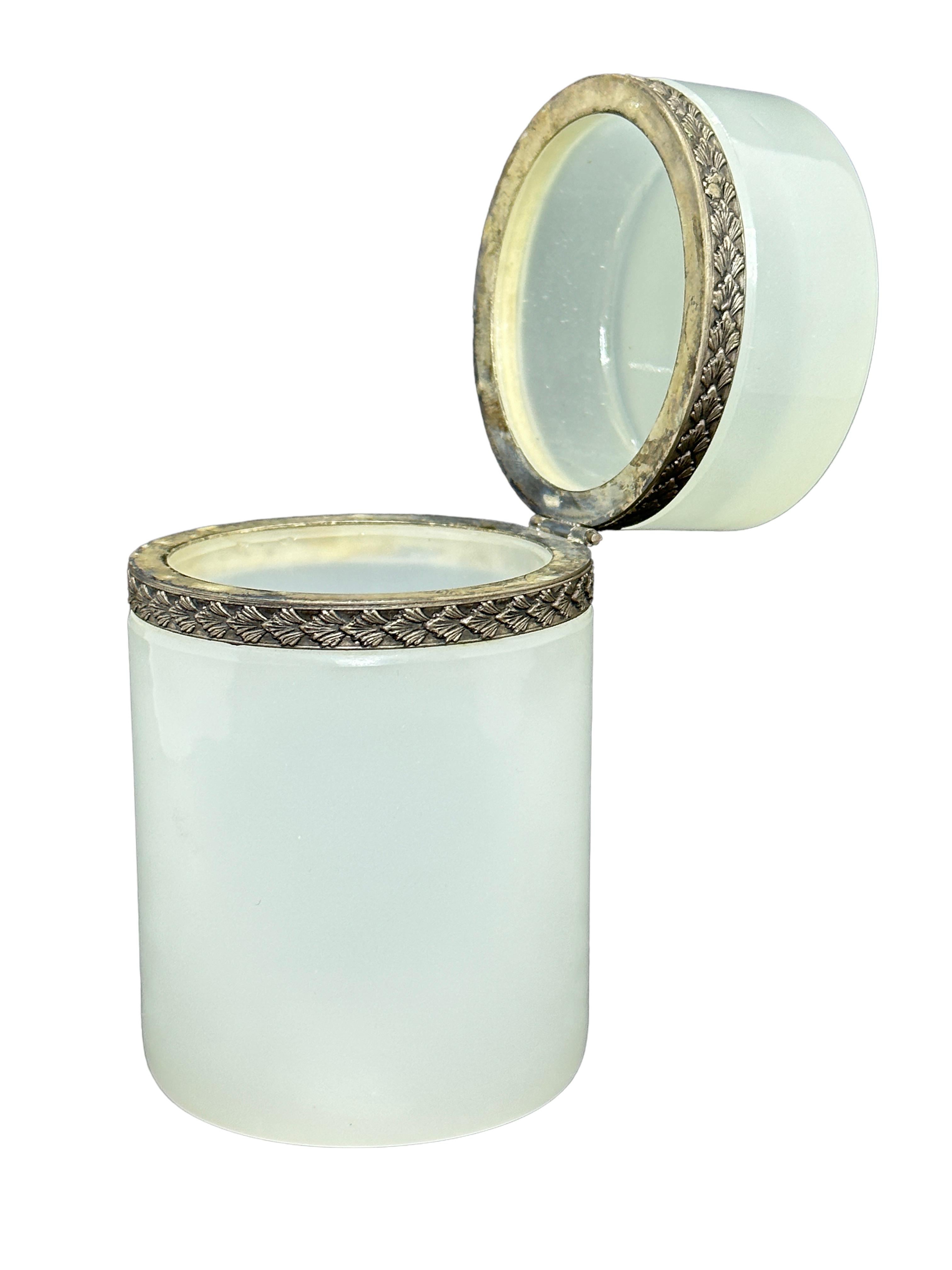 Beautiful White Opaline Cenedese Glass Box with Bronze Mounts, Italy, 1930s 3