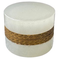 Bellissima scatola in vetro opalino bianco del Cenedese con montature in bronzo, Italia, anni '30