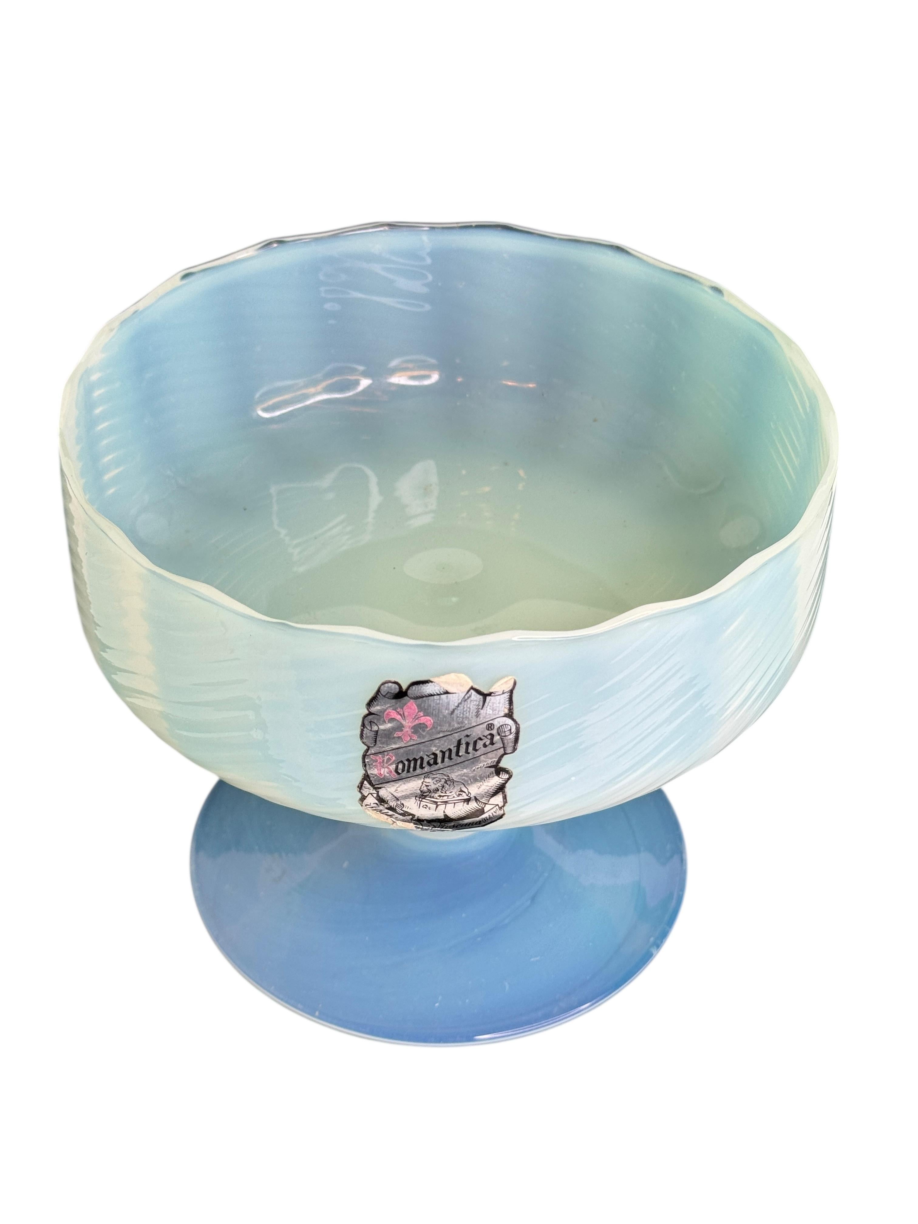 Empire Magnifique coupe à compote en verre opalin blanc de style Cenedese, Italie, années 1950 en vente