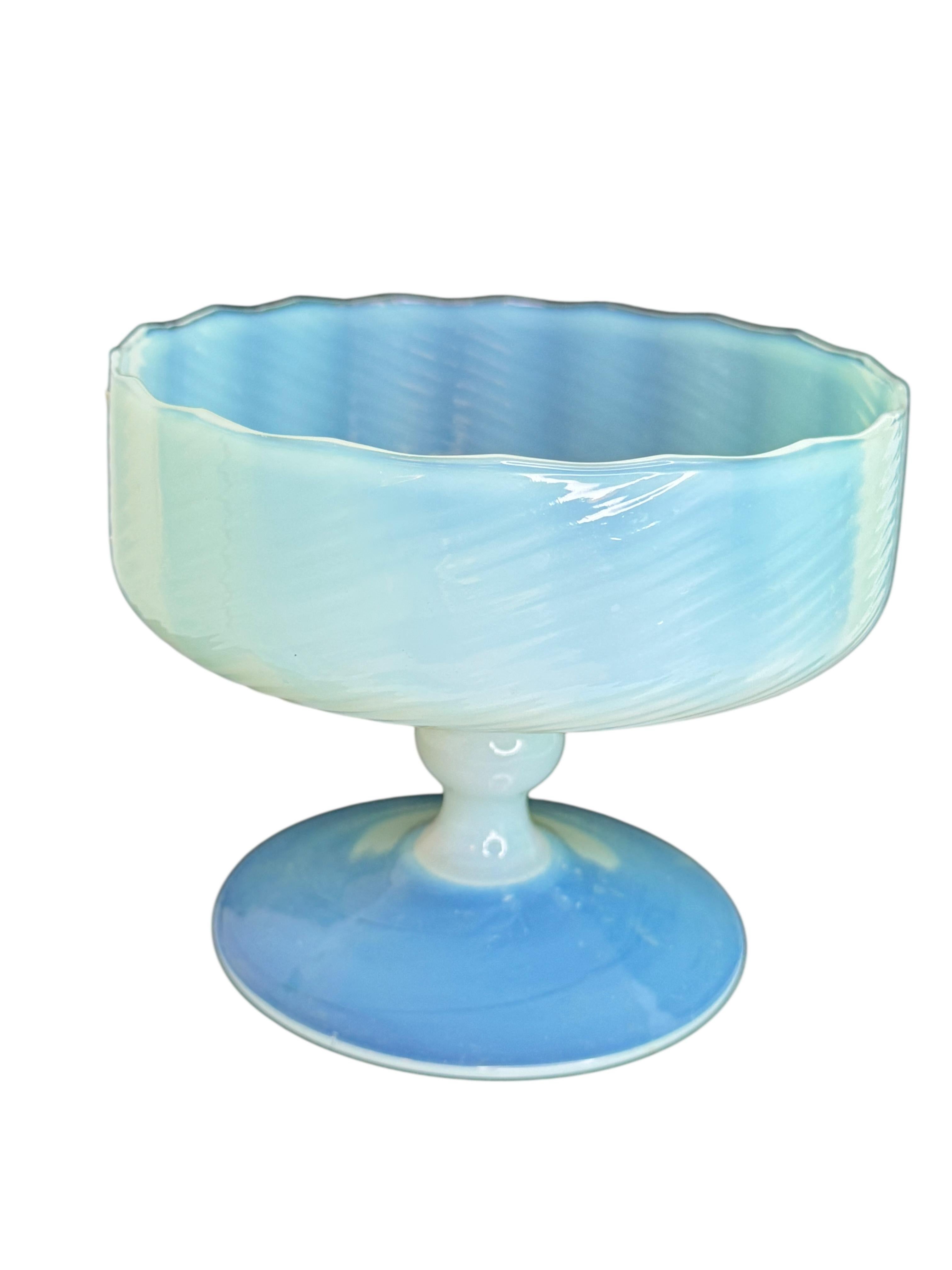 italien Magnifique coupe à compote en verre opalin blanc de style Cenedese, Italie, années 1950 en vente