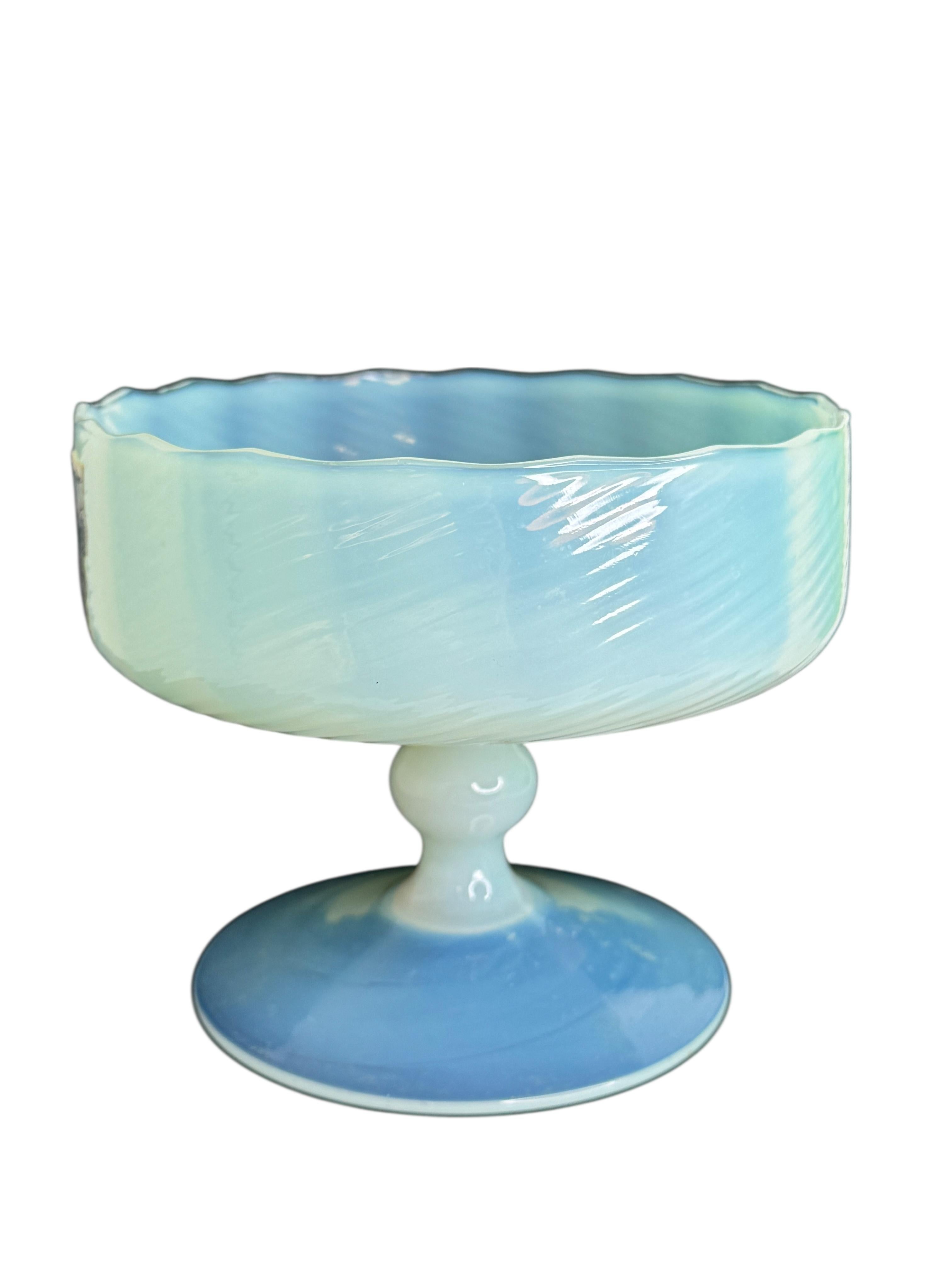 Fait main Magnifique coupe à compote en verre opalin blanc de style Cenedese, Italie, années 1950 en vente
