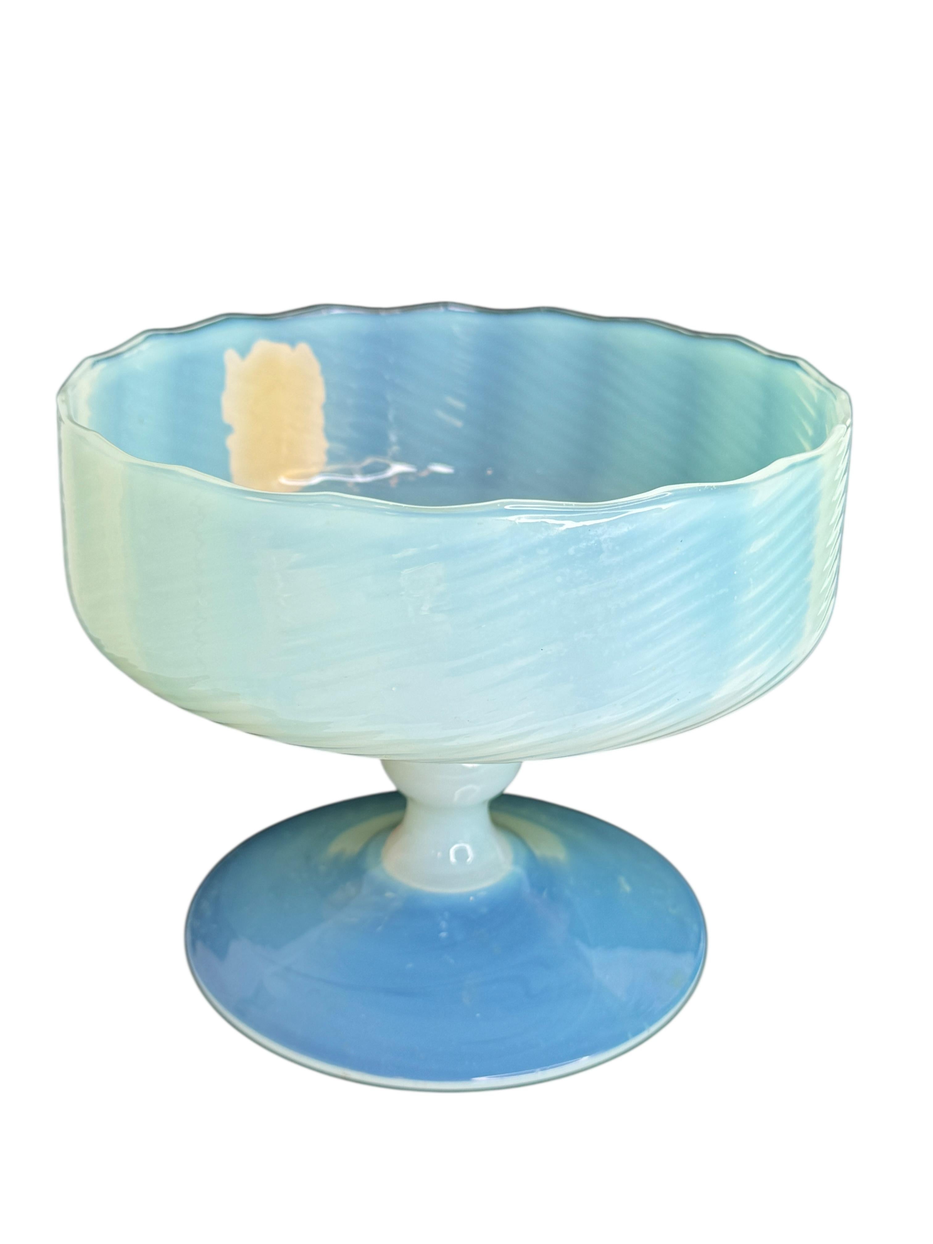 Milieu du XXe siècle Magnifique coupe à compote en verre opalin blanc de style Cenedese, Italie, années 1950 en vente