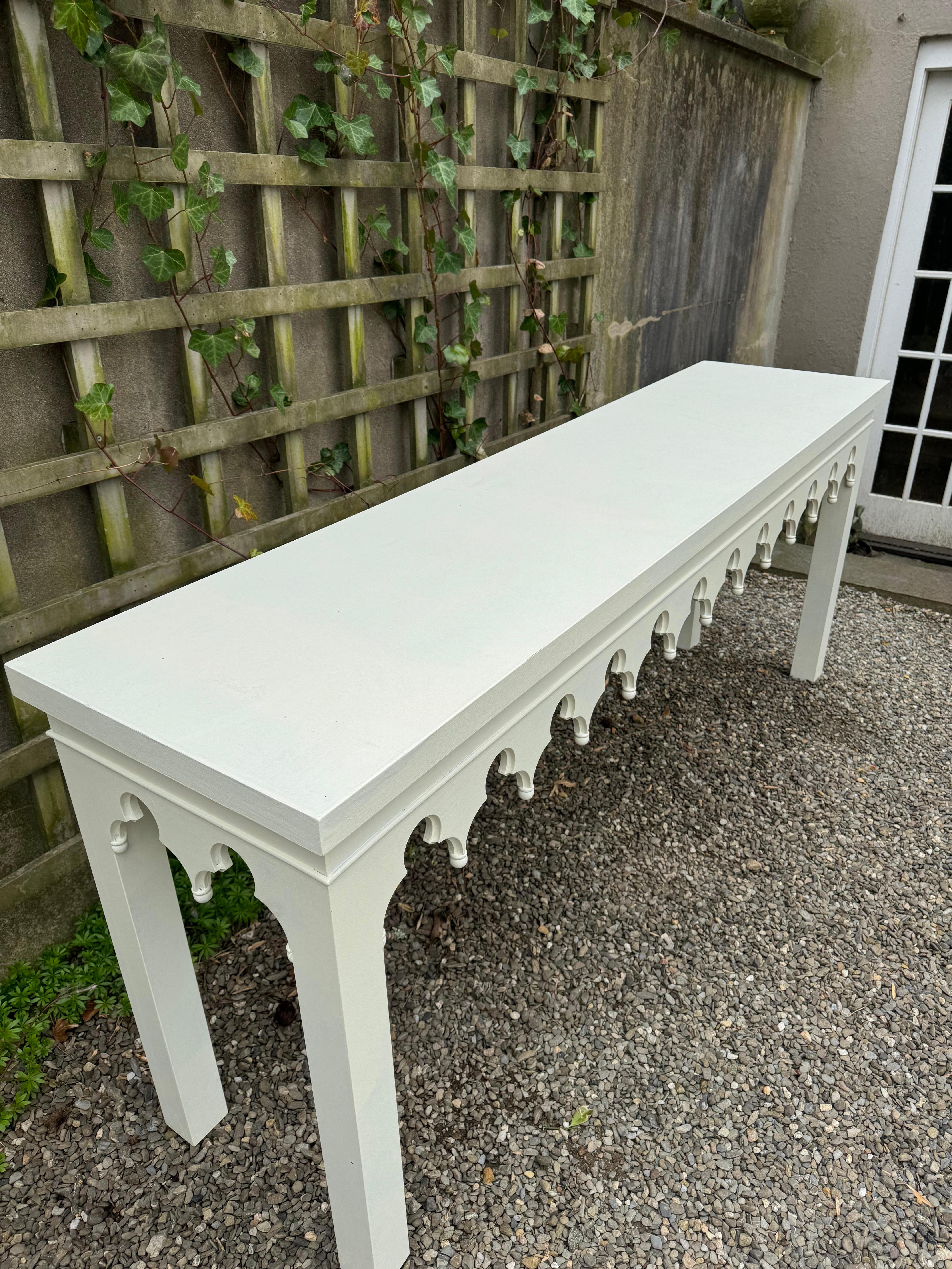 Beautiful White Painted Wood Console Table with Scalloped Apron In Good Condition In Hopewell, NJ