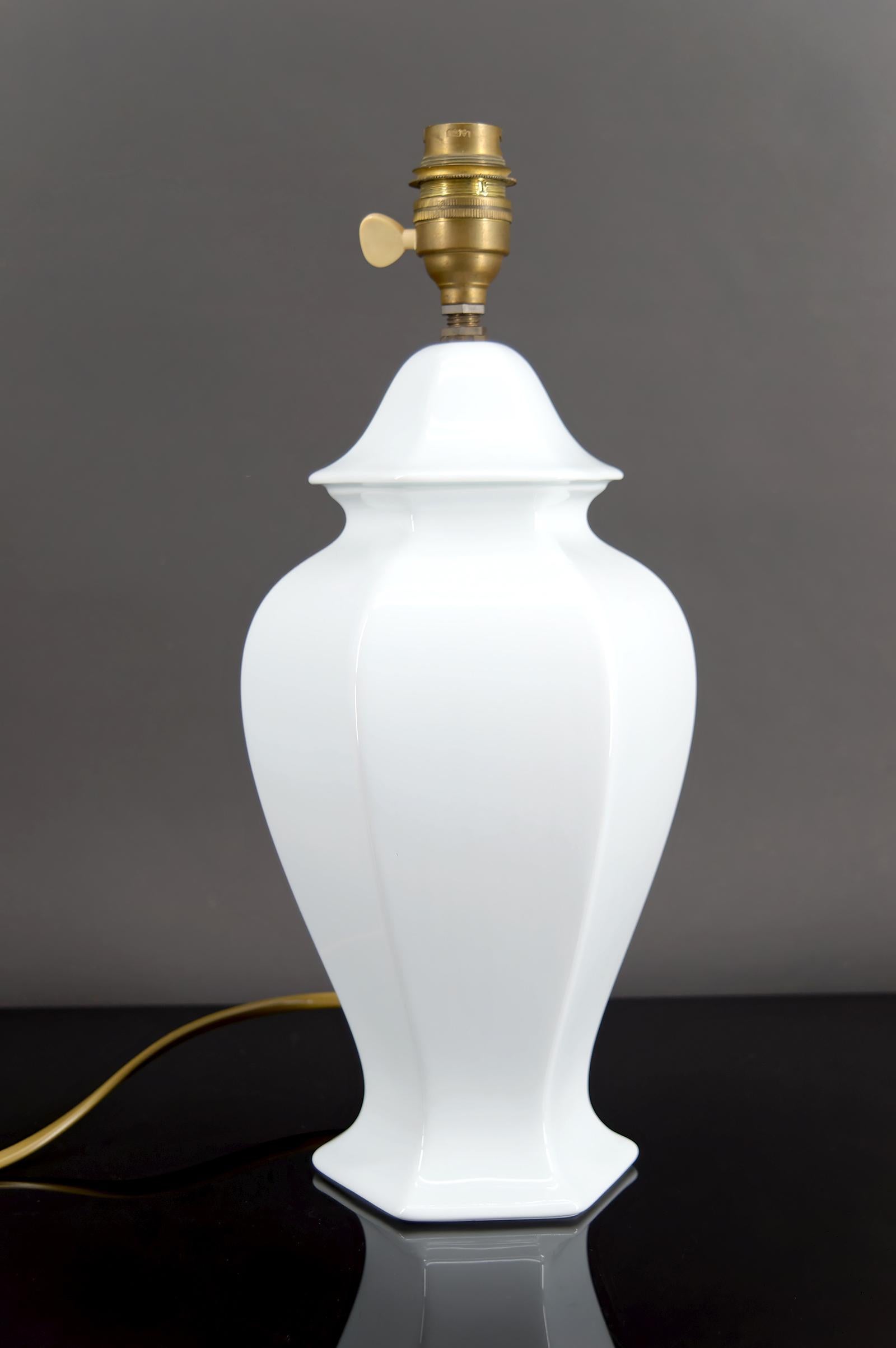 Ti presentiamo una splendida lampada vintage in porcellana bianca degli anni 1950-1960. 

Elegante e senza tempo, questa lampada valorizzerà qualsiasi interno, sia che venga posizionata su un tavolo, una scrivania, una console da salotto o un