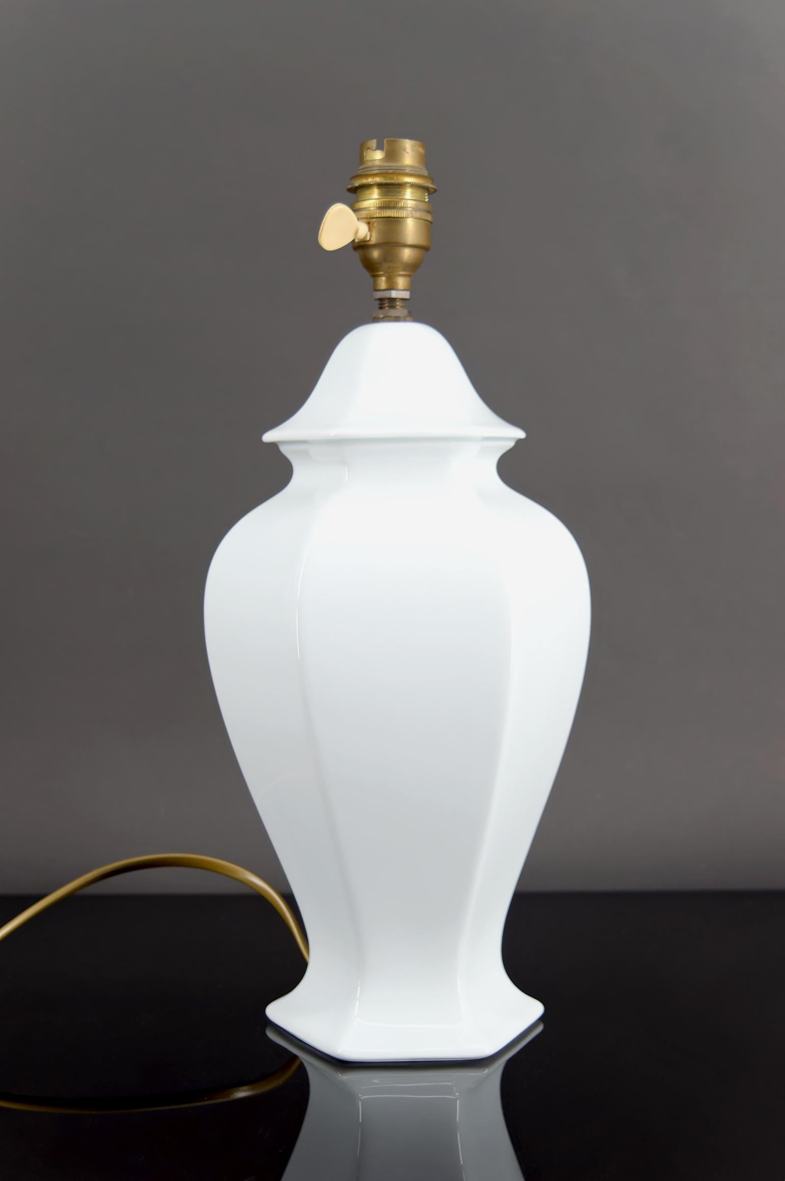Hollywood Regency Bellissima lampada in porcellana bianca, Francia, circa 1950-1960 in vendita