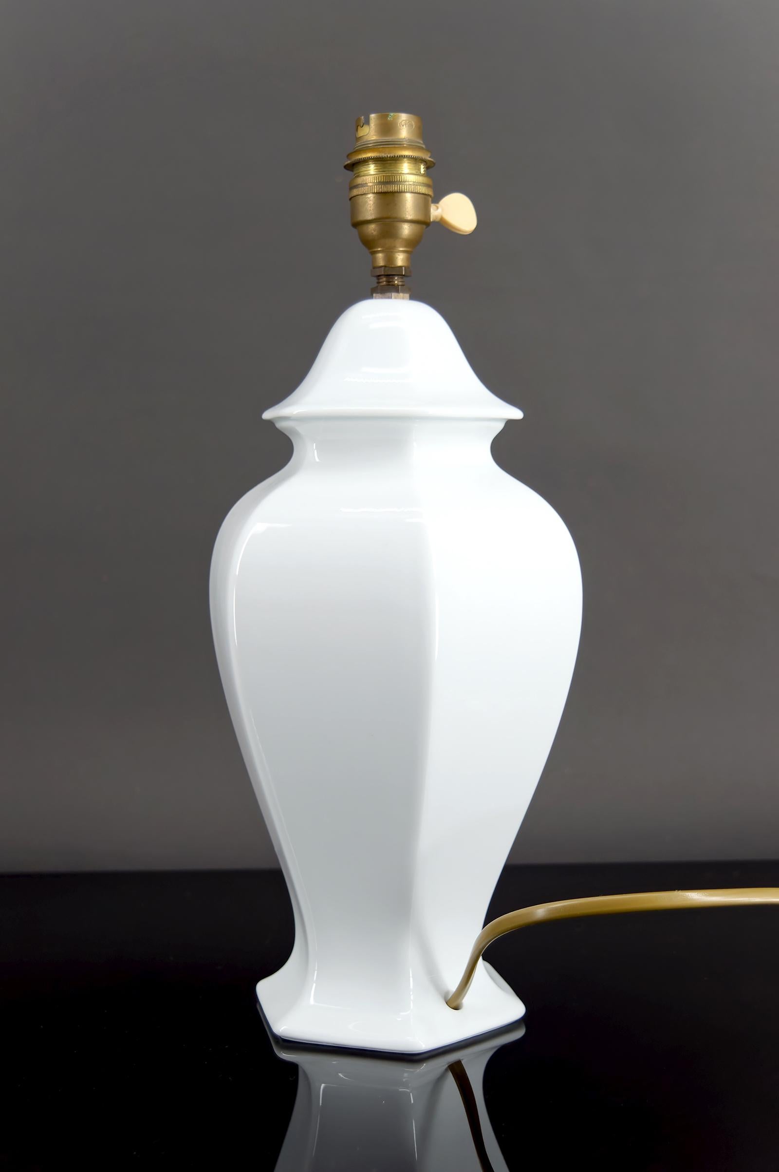 Bellissima lampada in porcellana bianca, Francia, circa 1950-1960 In condizioni ottime in vendita a VÉZELAY, FR