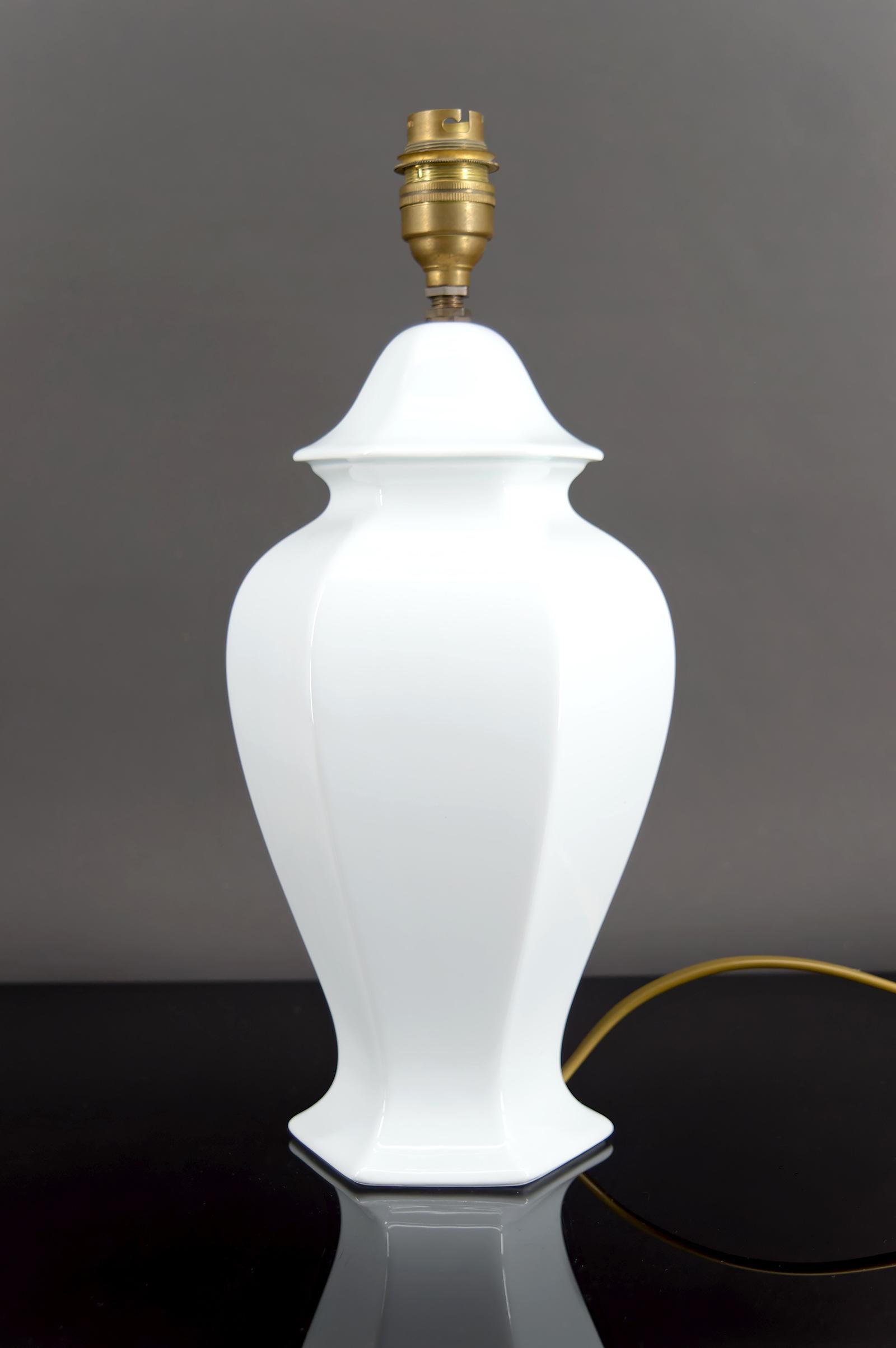 Metà XX secolo Bellissima lampada in porcellana bianca, Francia, circa 1950-1960 in vendita