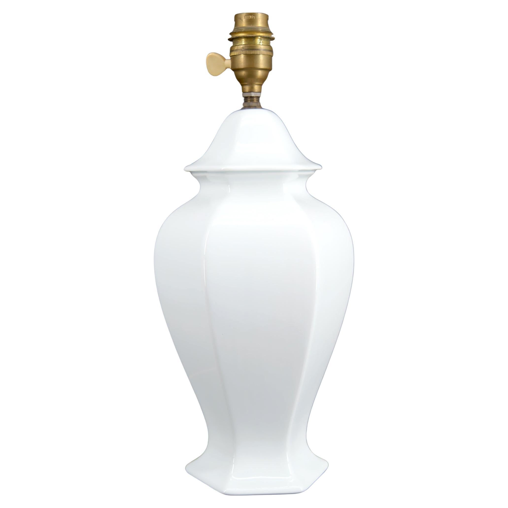 Preciosa lámpara de porcelana blanca, Francia, circa 1950-1960