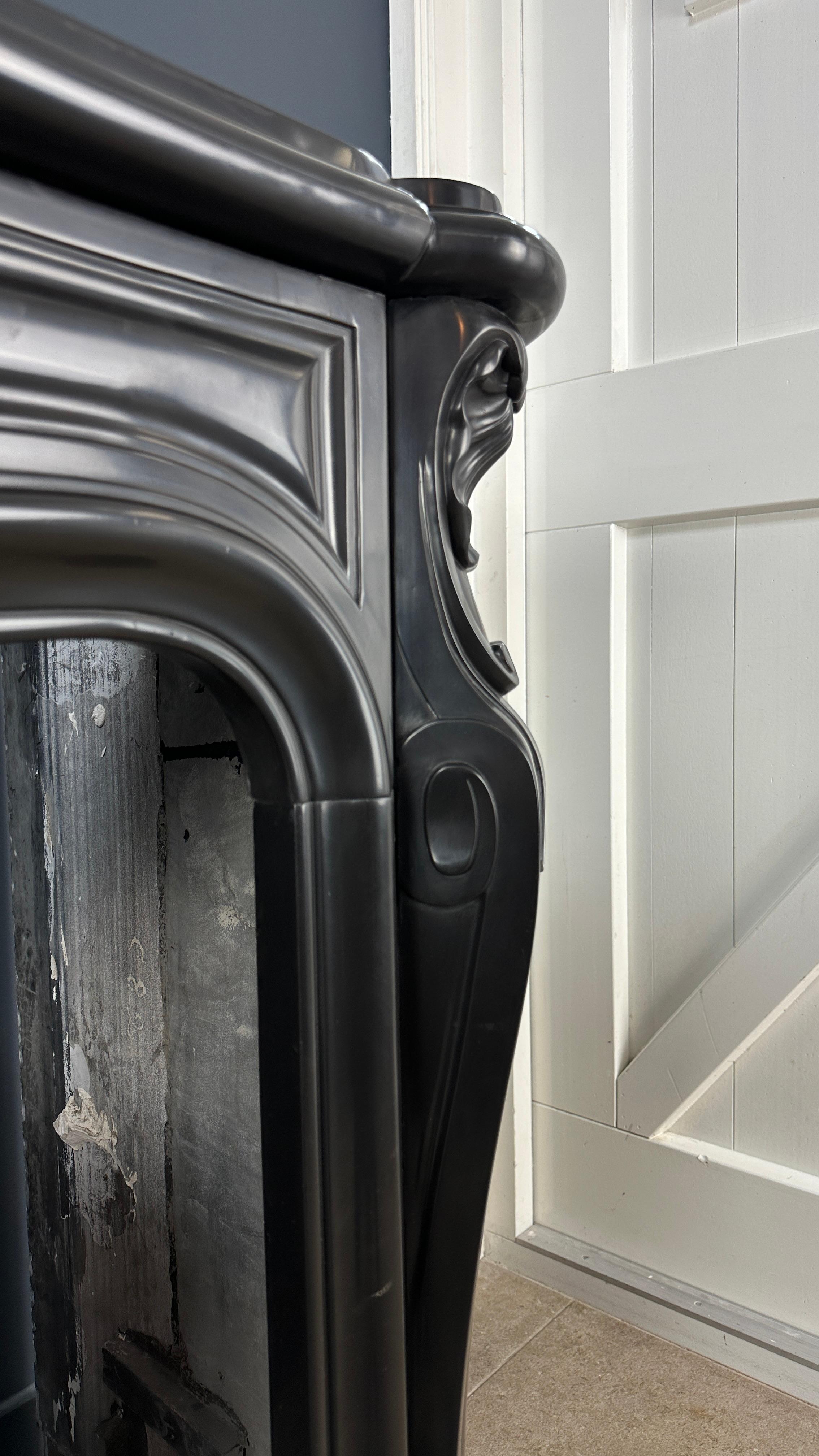 Beauty Wide Antique Circular Fireplace Black Marble (Cheminée circulaire antique) en vente 3