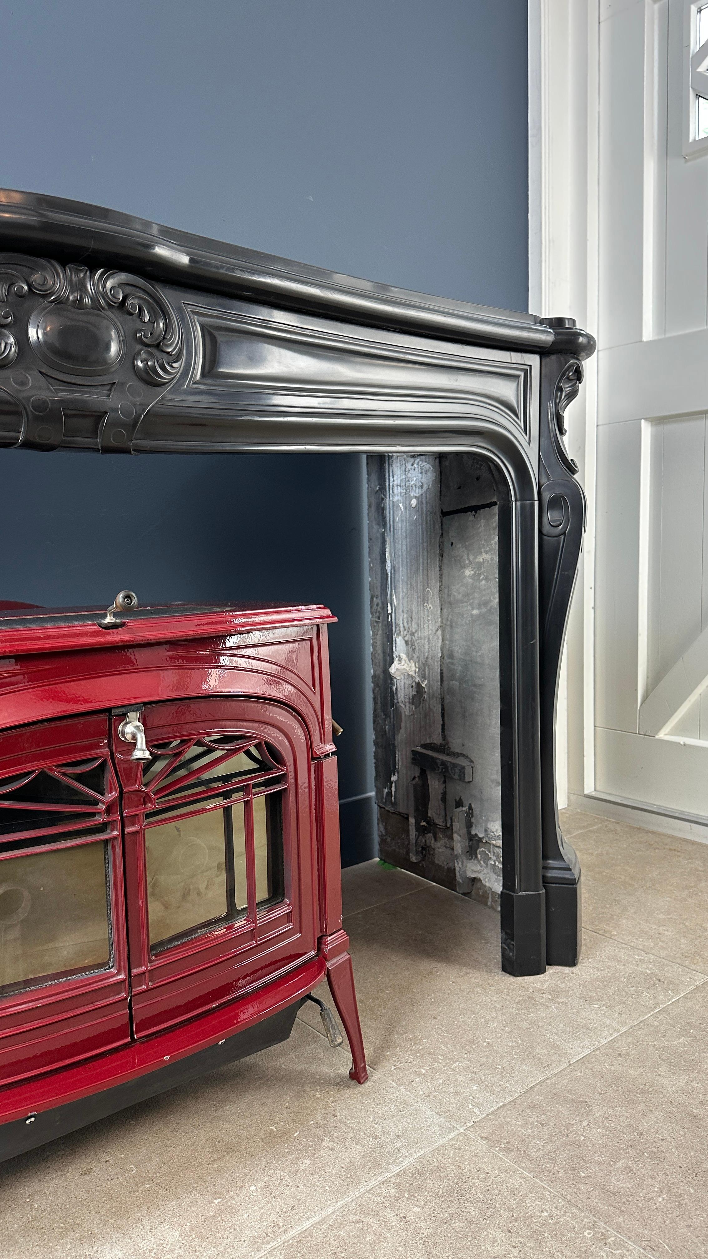 Français Beauty Wide Antique Circular Fireplace Black Marble (Cheminée circulaire antique) en vente