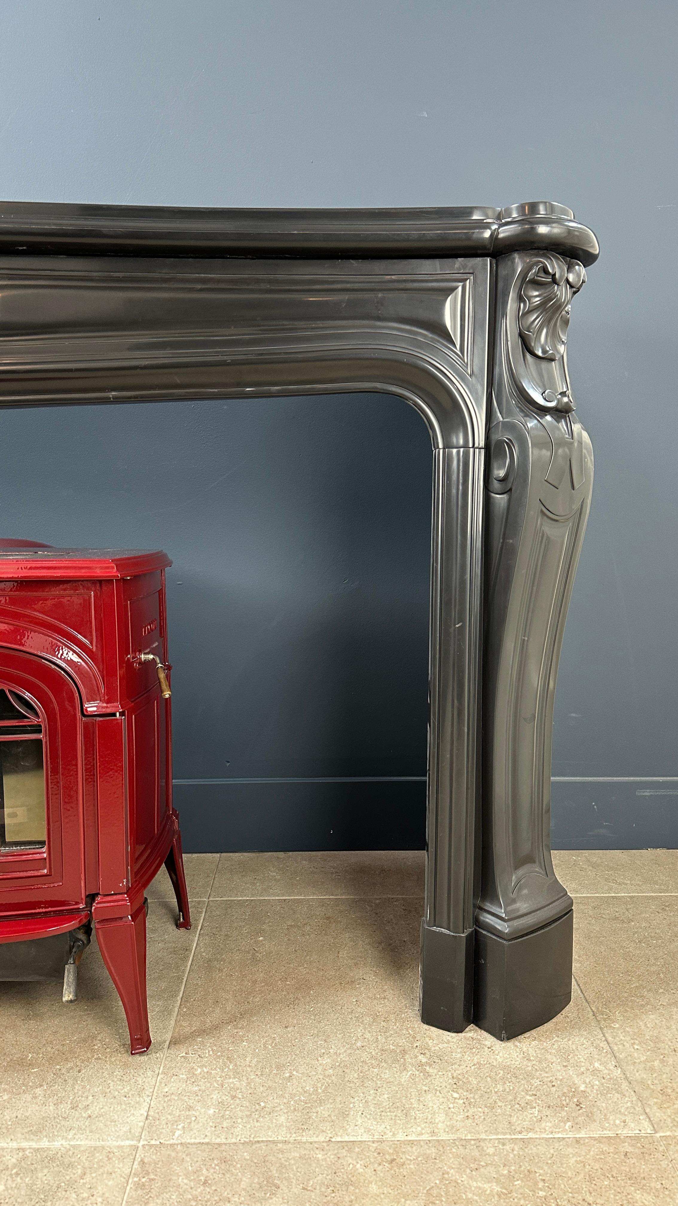 Sculpté à la main Beauty Wide Antique Circular Fireplace Black Marble (Cheminée circulaire antique) en vente