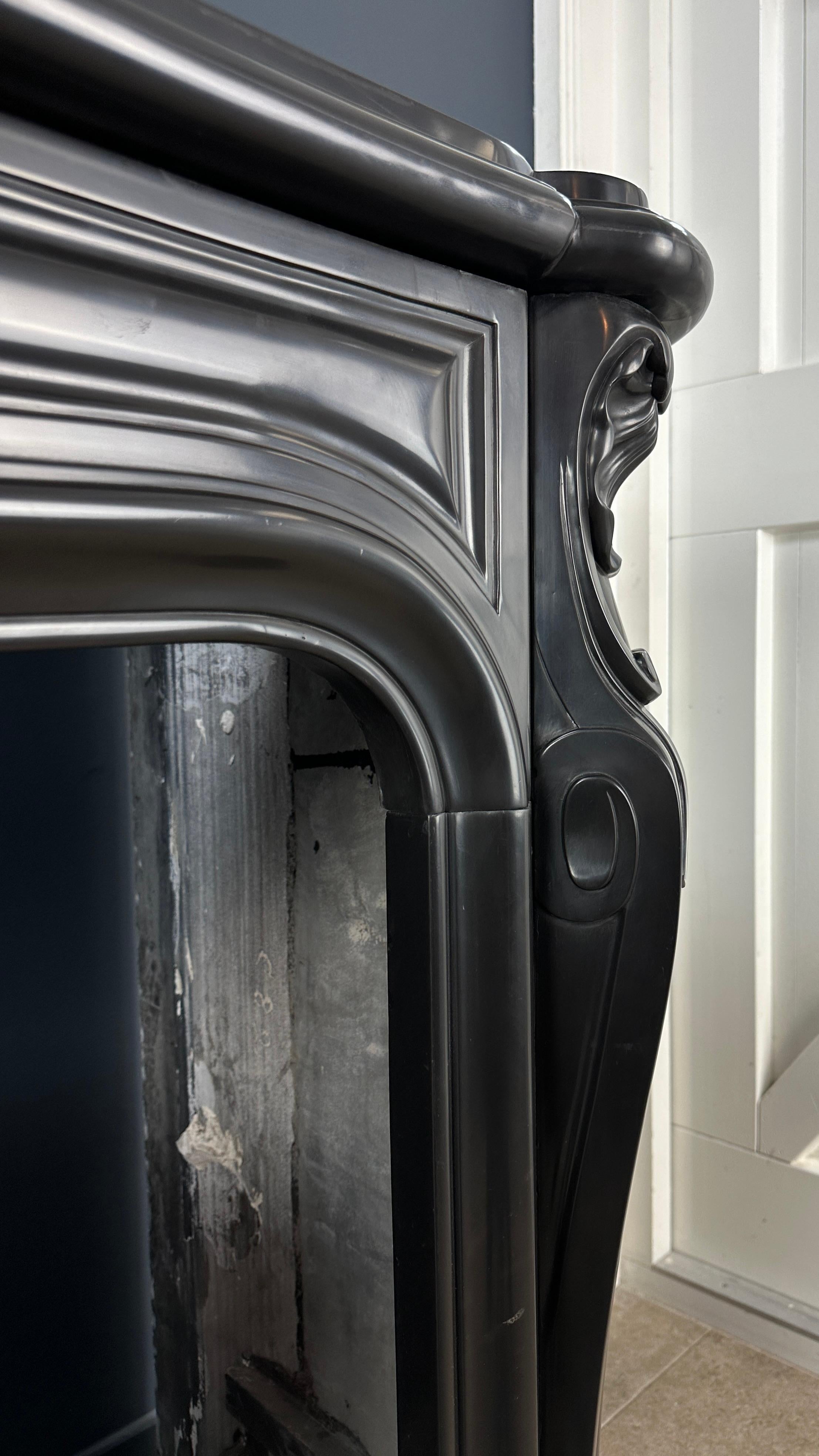 XIXe siècle Beauty Wide Antique Circular Fireplace Black Marble (Cheminée circulaire antique) en vente