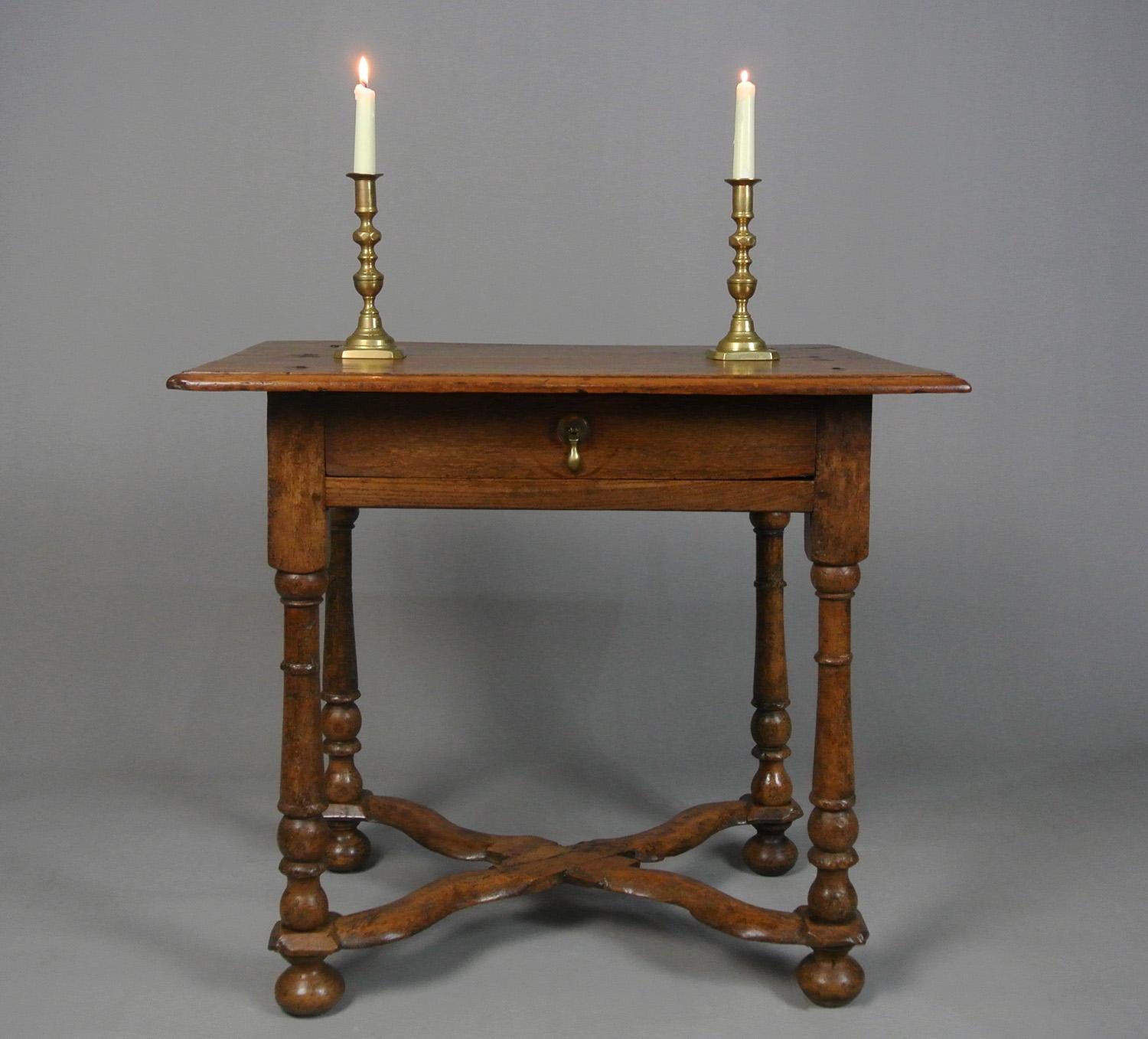 Beautiful William and Mary Walnut Lowboy c. 1690 In Good Condition For Sale In Heathfield, GB
