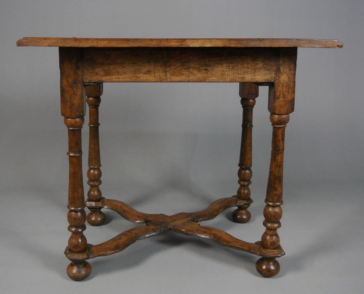 Beautiful William and Mary Walnut Lowboy c. 1690 For Sale 3