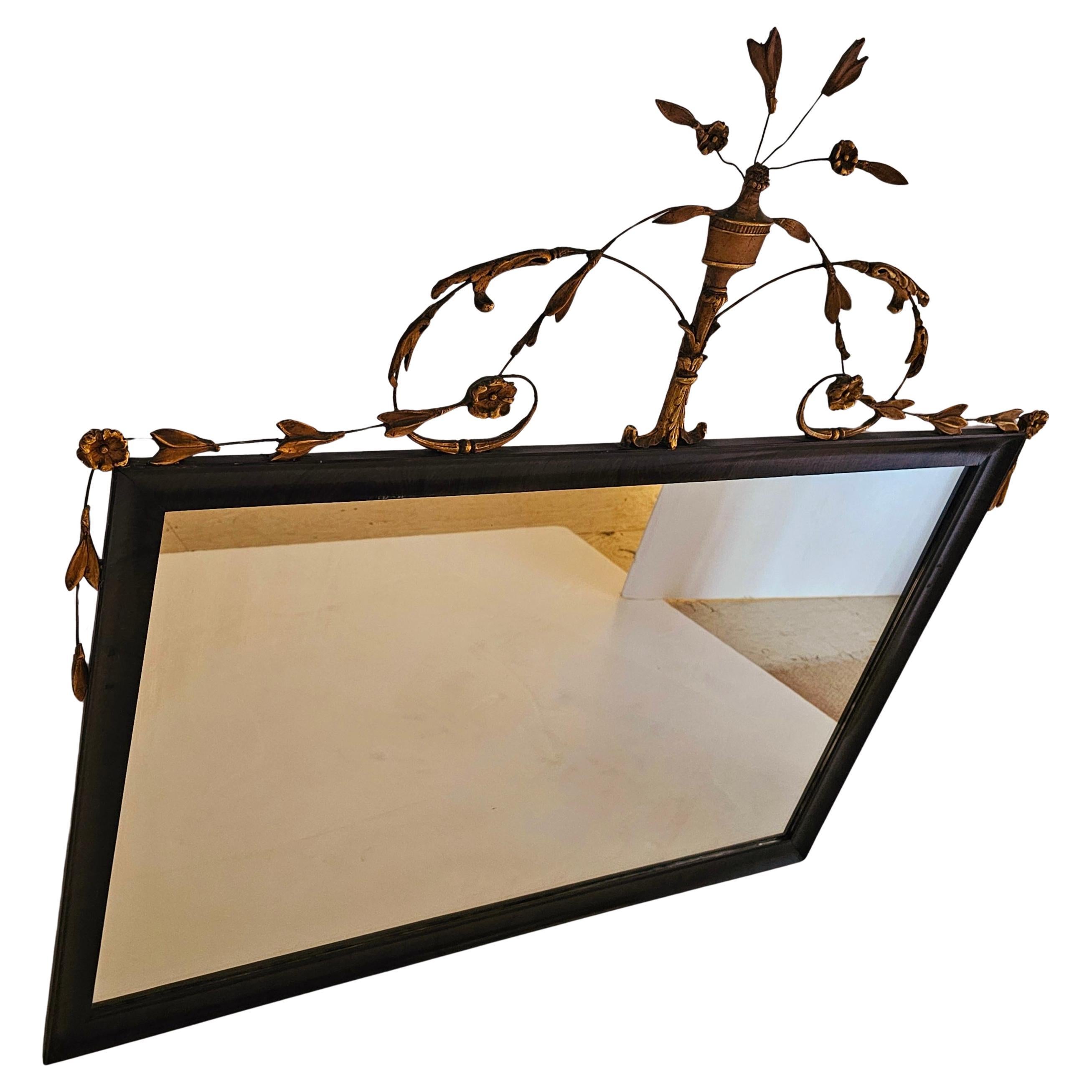 Rechteckiger Holzspiegel im Old World Regency-Stil von W & J Sloane mit dunklem Holzrahmen und schöner, vergoldeter Metalldekoration um die Oberseite.
