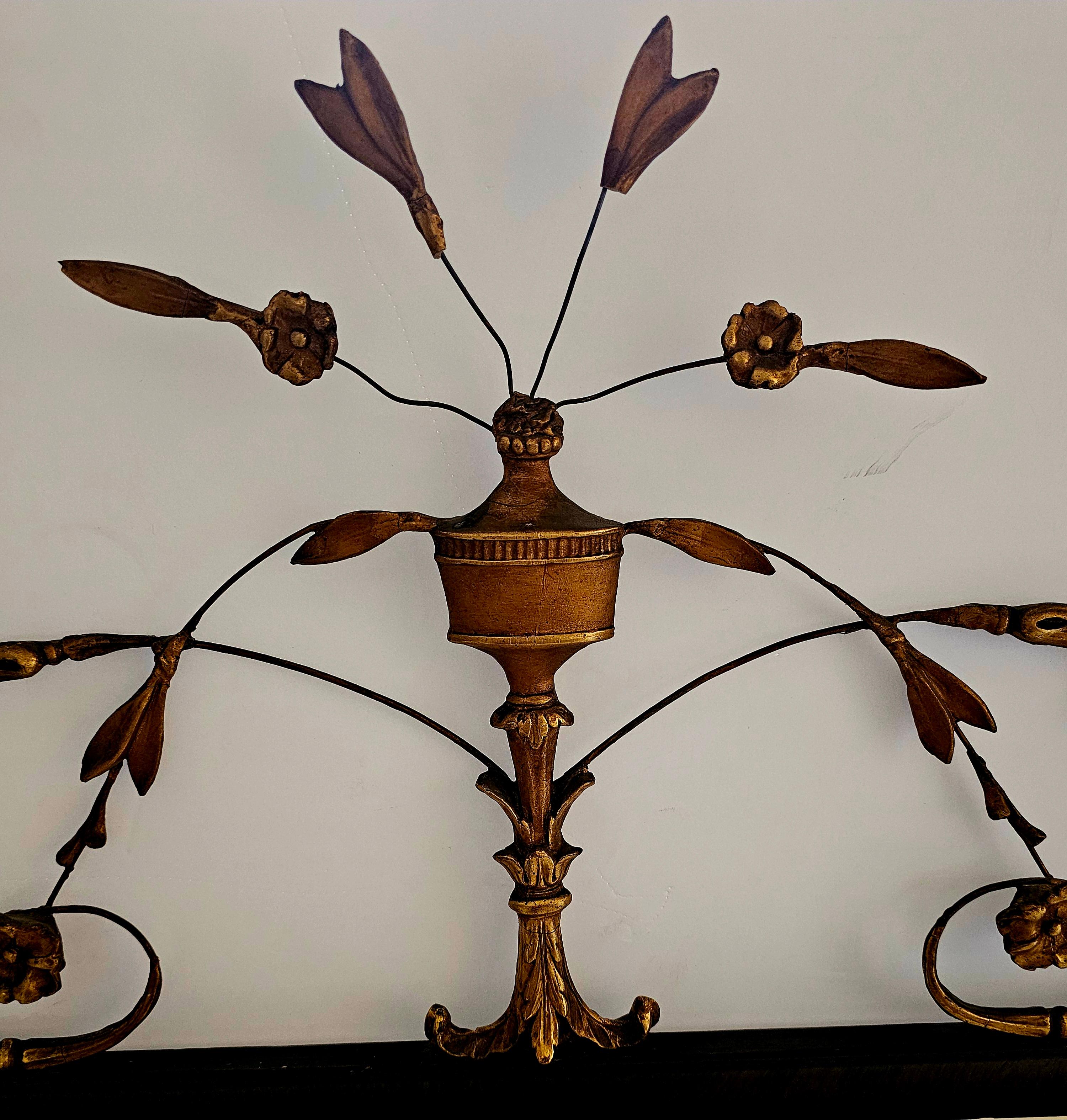 Schöner Spiegel aus Holz und vergoldetem Metall im Regency-Stil von W & J Sloane (Mitte des 20. Jahrhunderts) im Angebot