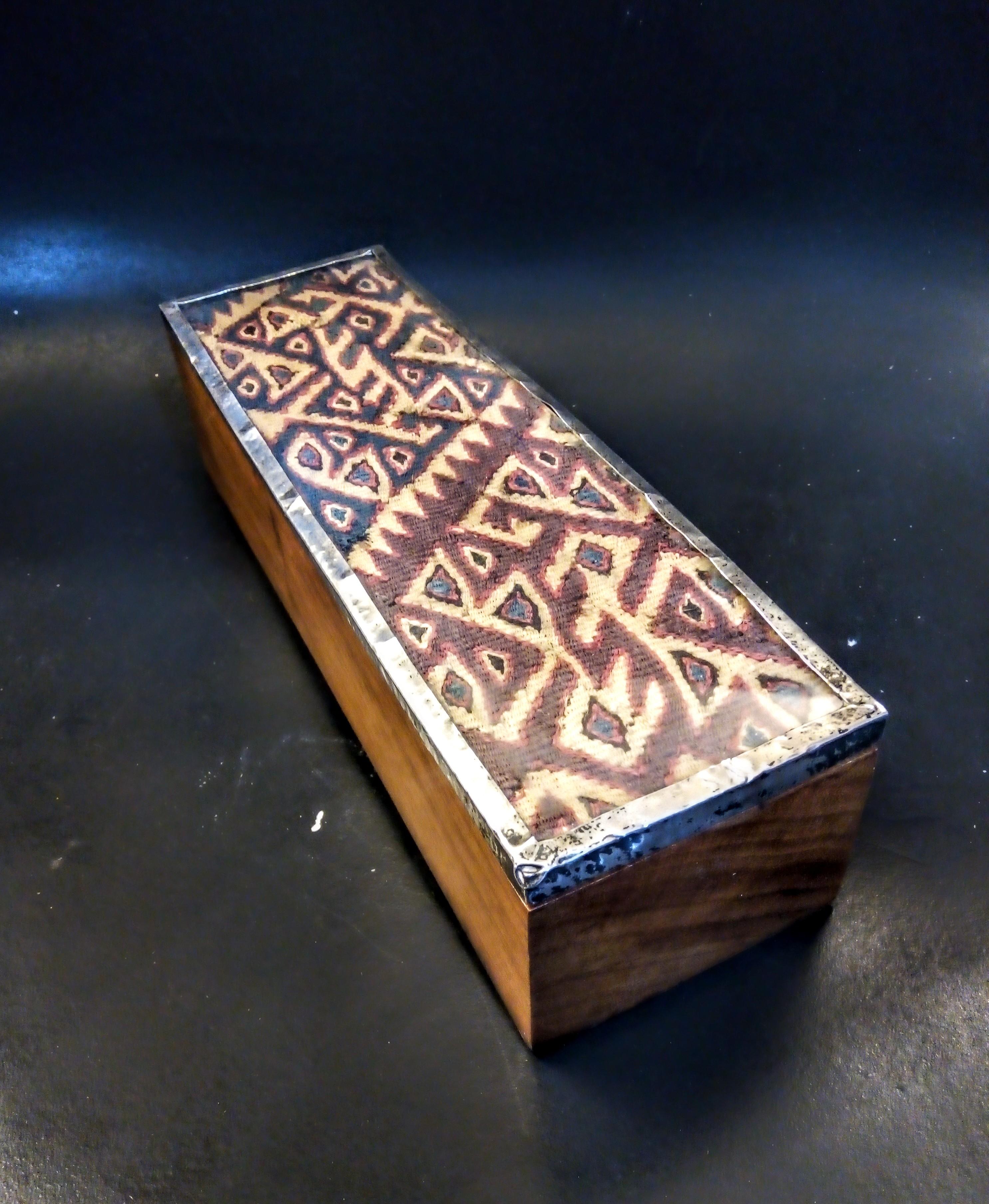 Diese schöne Kiste wurde von Hand in zwei Teile aus Cumarú-Holz (auch bekannt als brasilianisches Teakholz) geschnitzt, es gibt keine Schrauben oder Nägel und keine Zusammenbauten. Das Holz ist braun mit sichtbarer Maserung und einer dunklen Tönung