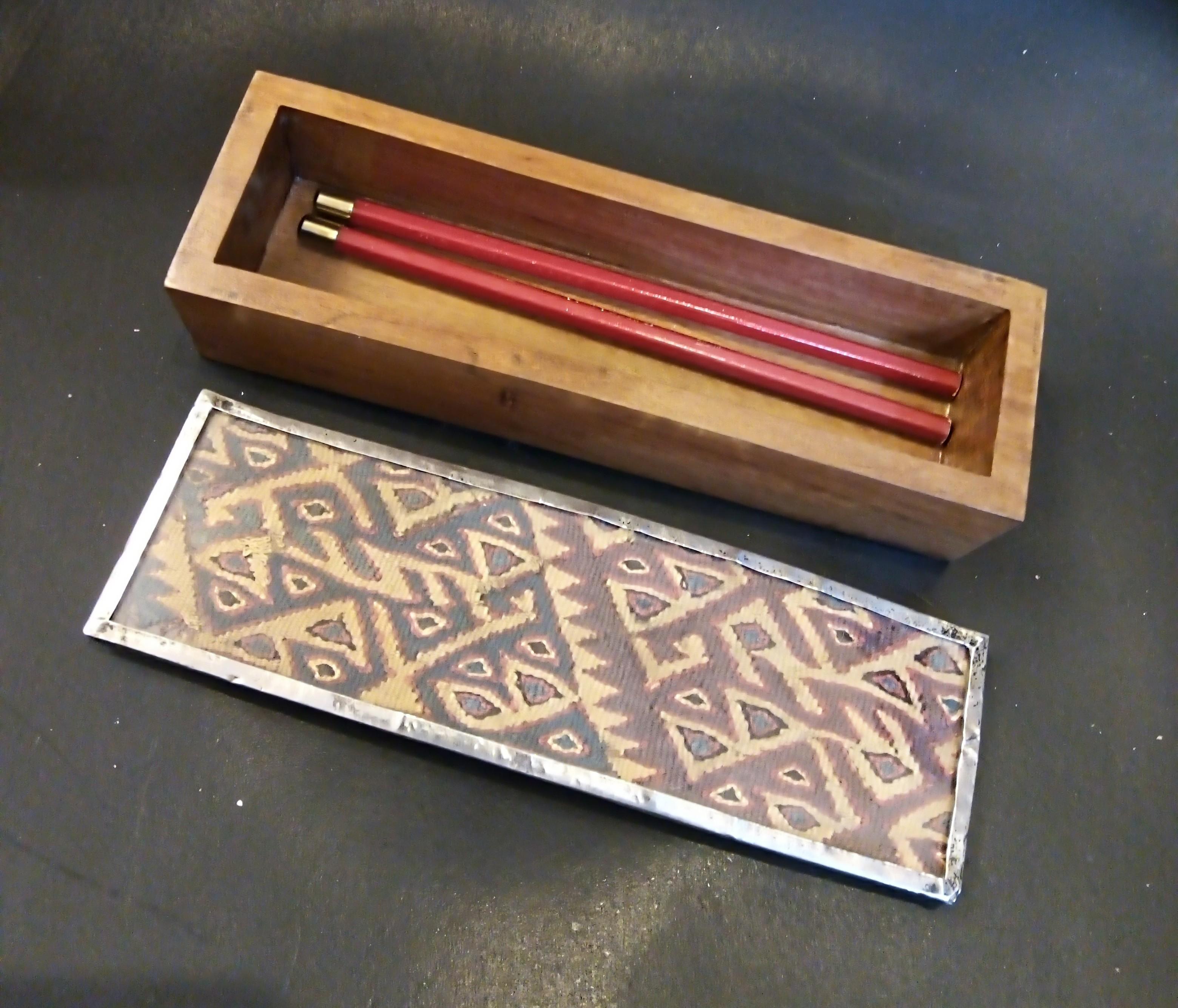 Péruvien Magnifique boîte en bois avec bordure en argent et fragment de textile de Chancay du Pérou en vente