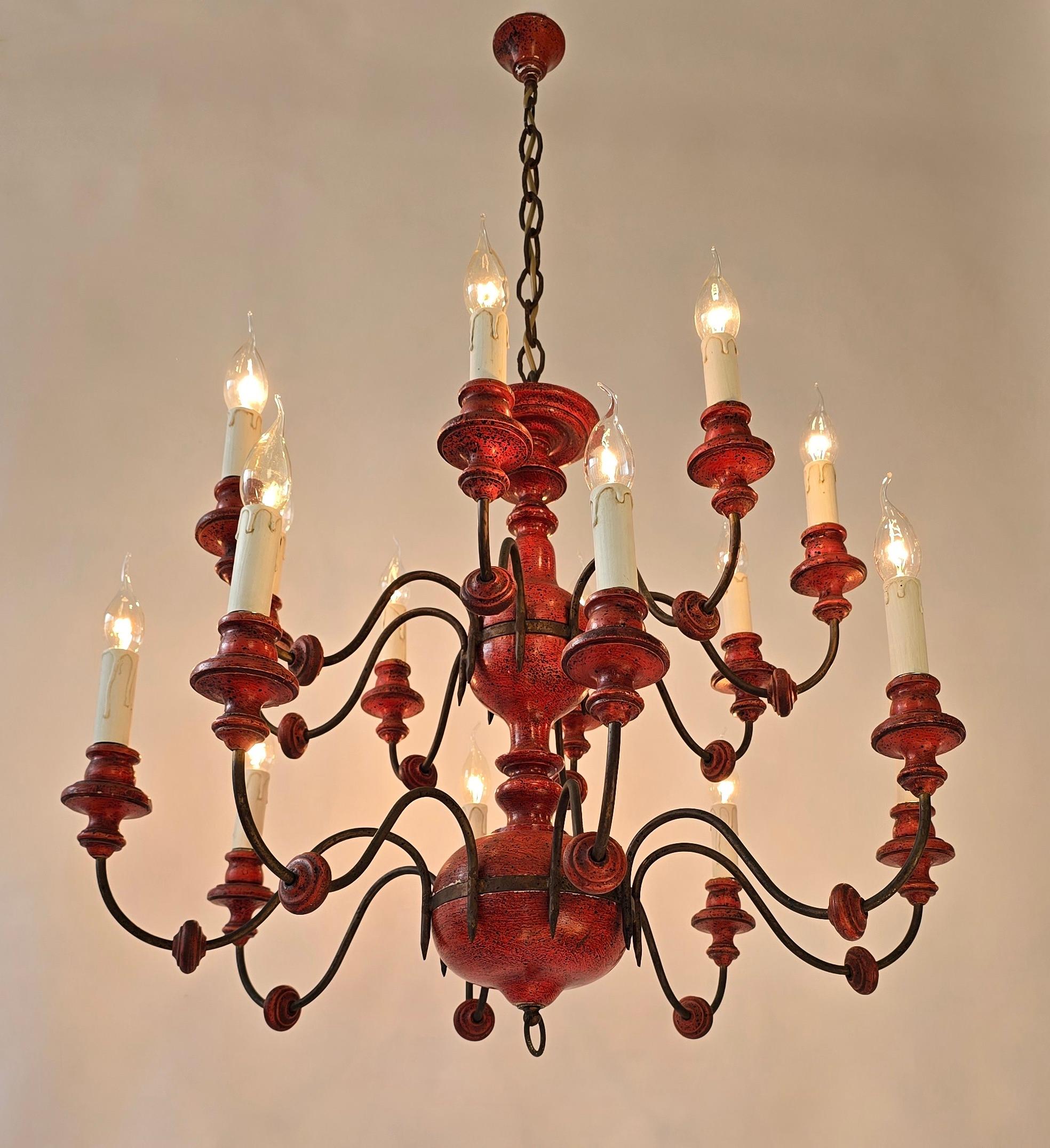 Bellissimo lampadario in legno e ferro con 16 bracci - Finitura rossa esclusiva in vendita 4