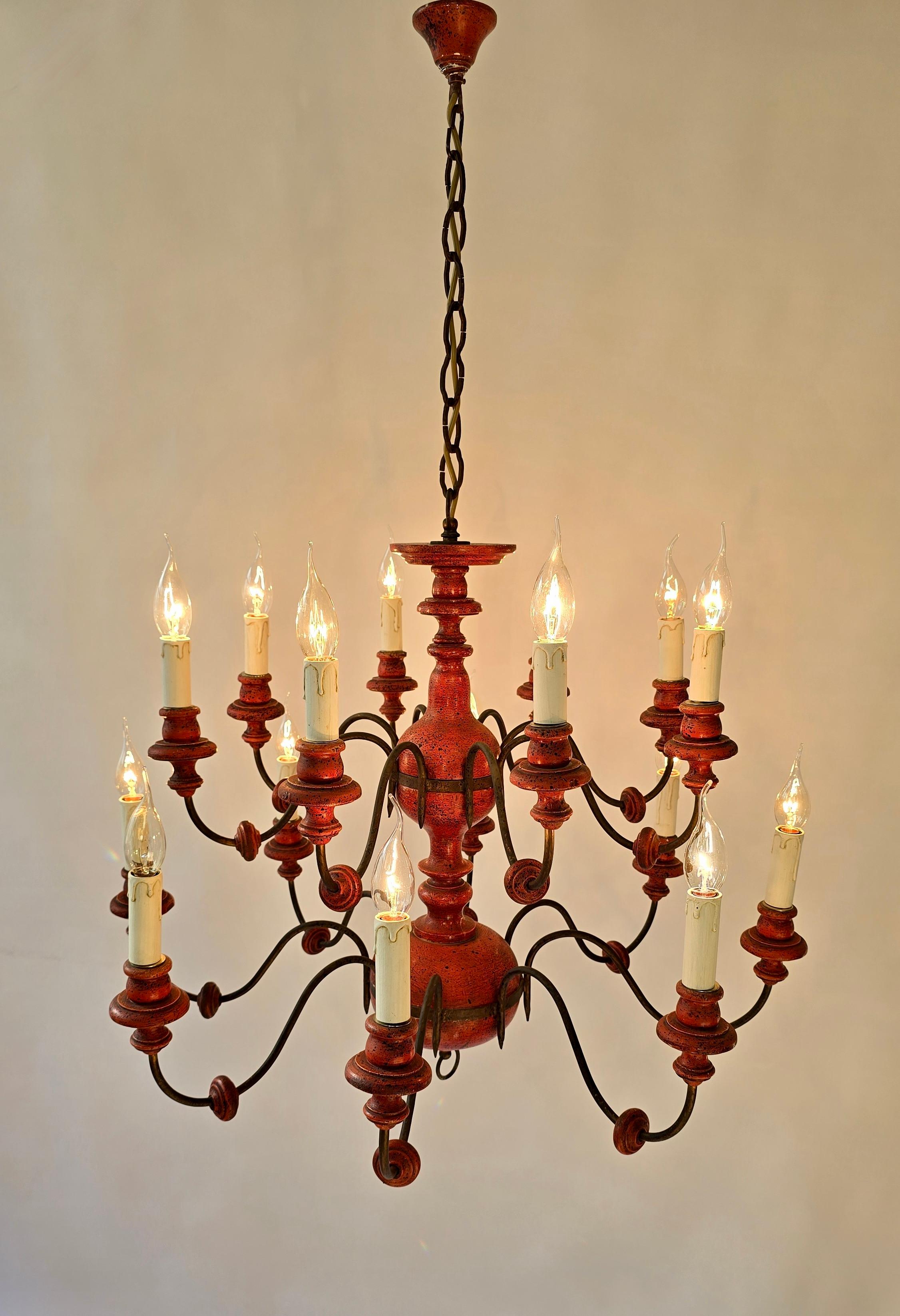 Bellissimo lampadario in legno e ferro con 16 bracci - Finitura rossa esclusiva

Questo splendido lampadario è un vero e proprio colpo d'occhio, caratterizzato da una caratteristica struttura in legno rosso-patinato abbinata a bracci in ferro