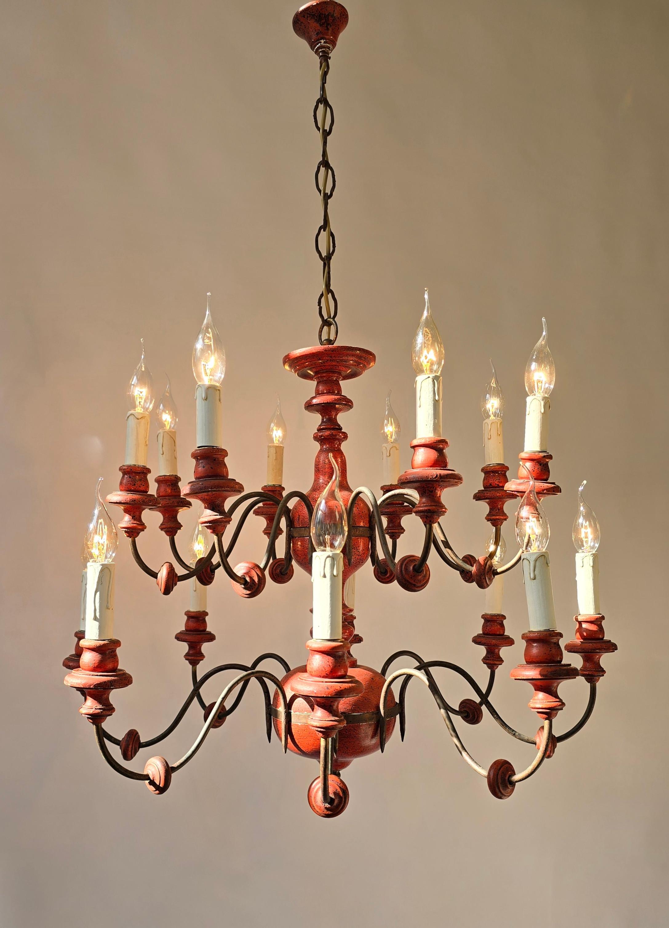 Italiano Bellissimo lampadario in legno e ferro con 16 bracci - Finitura rossa esclusiva in vendita