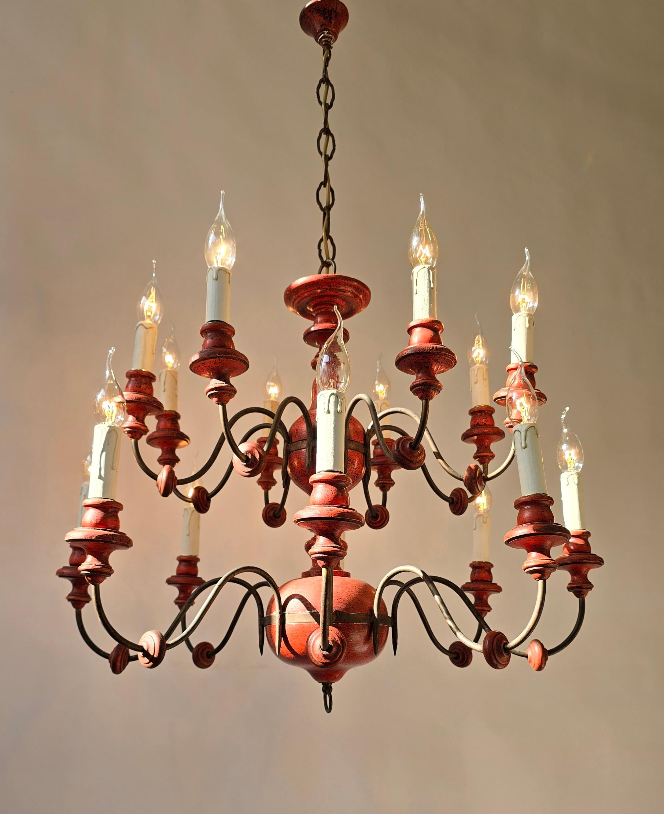 Bellissimo lampadario in legno e ferro con 16 bracci - Finitura rossa esclusiva In condizioni buone in vendita a Antwerp, BE