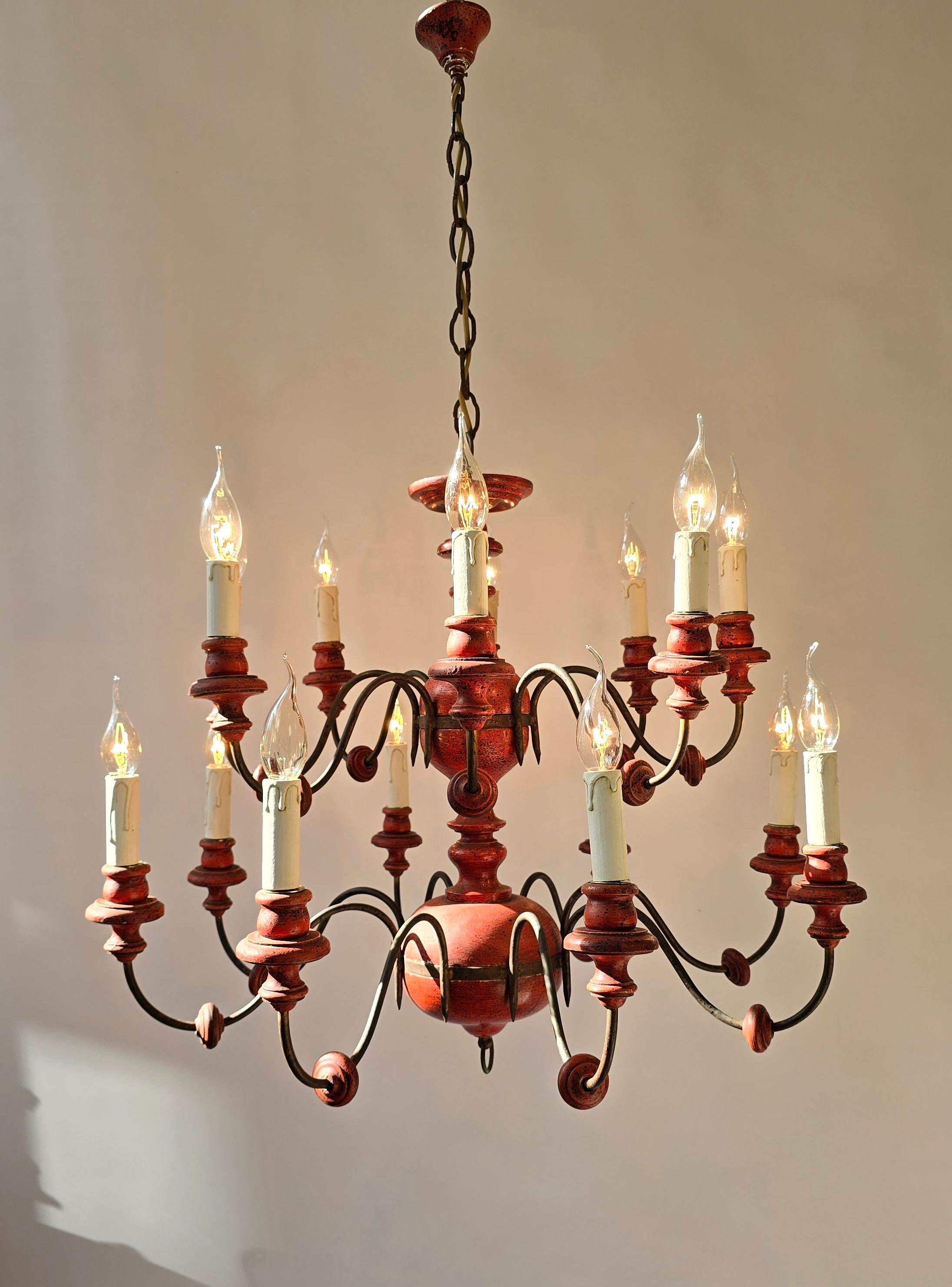 XX secolo Bellissimo lampadario in legno e ferro con 16 bracci - Finitura rossa esclusiva in vendita