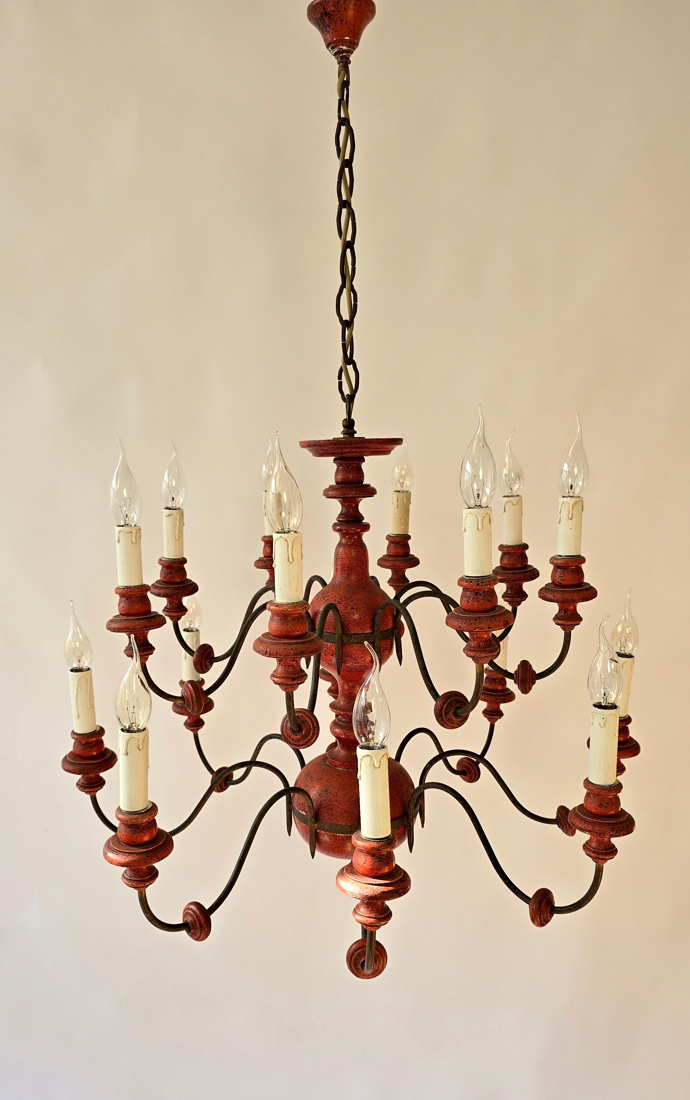 Metallo Bellissimo lampadario in legno e ferro con 16 bracci - Finitura rossa esclusiva in vendita
