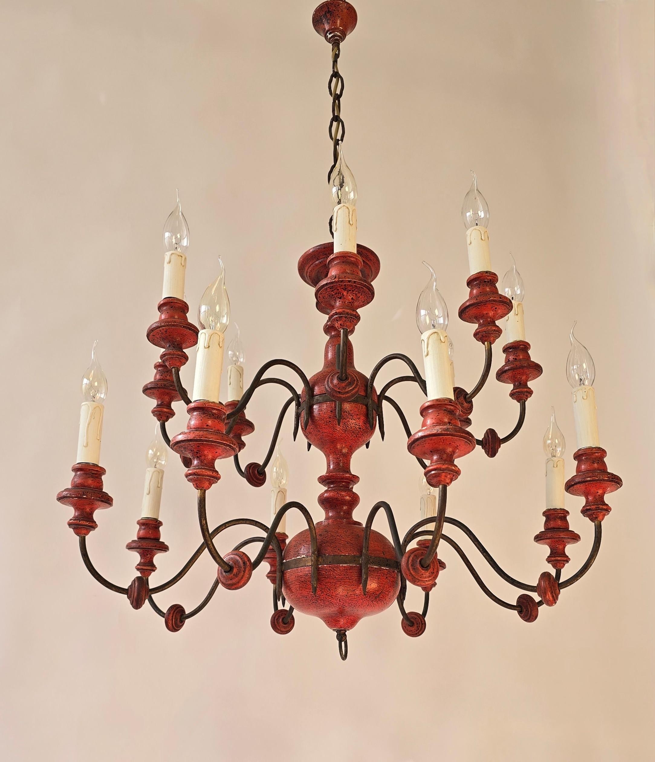 Bellissimo lampadario in legno e ferro con 16 bracci - Finitura rossa esclusiva in vendita 1