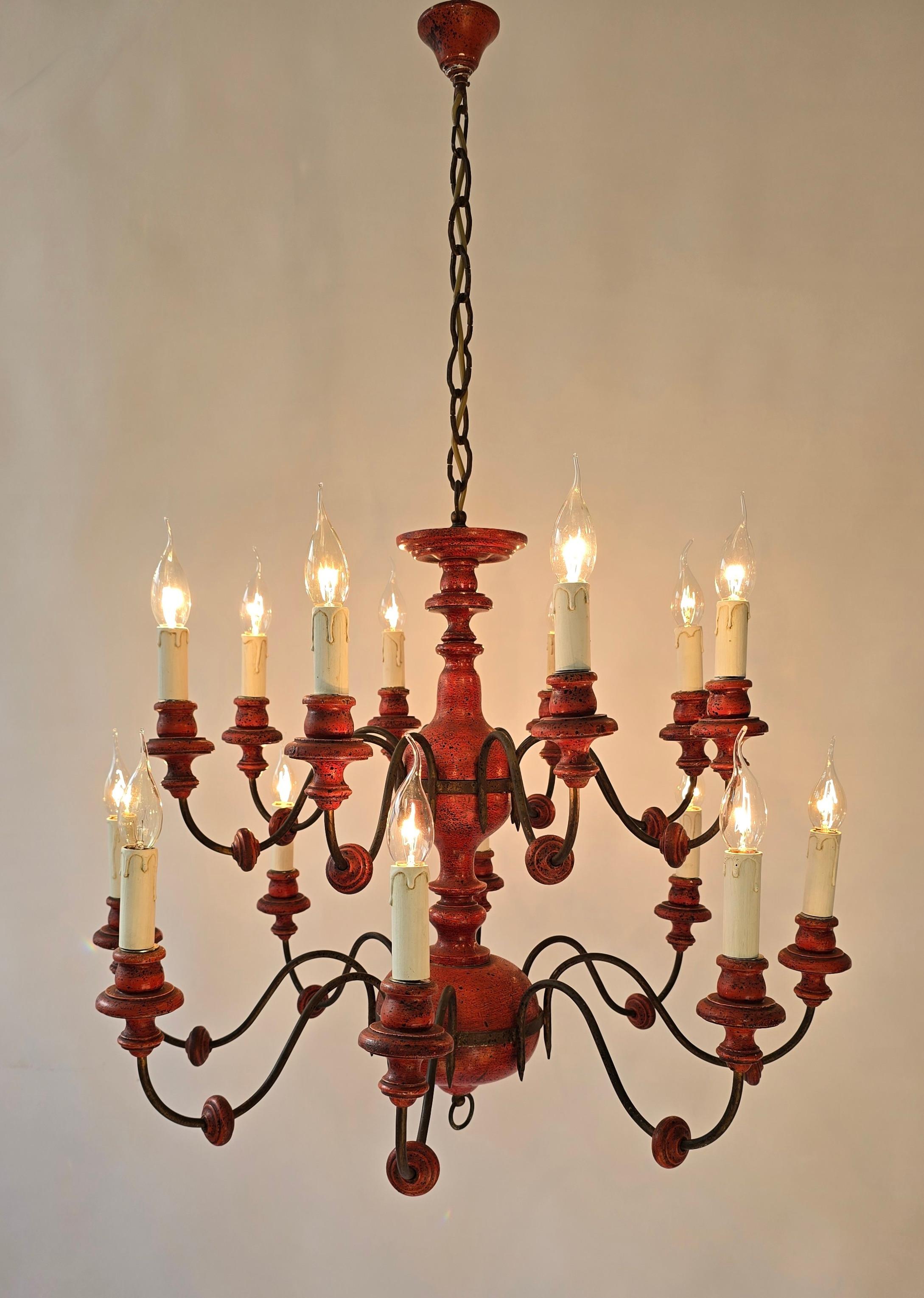 Bellissimo lampadario in legno e ferro con 16 bracci - Finitura rossa esclusiva in vendita 2