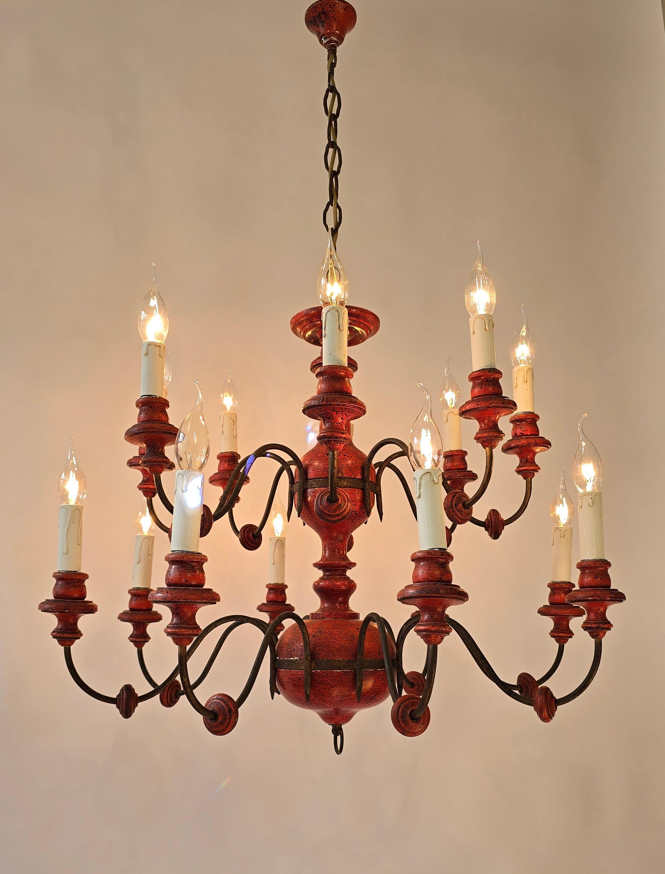 Bellissimo lampadario in legno e ferro con 16 bracci - Finitura rossa esclusiva in vendita 3