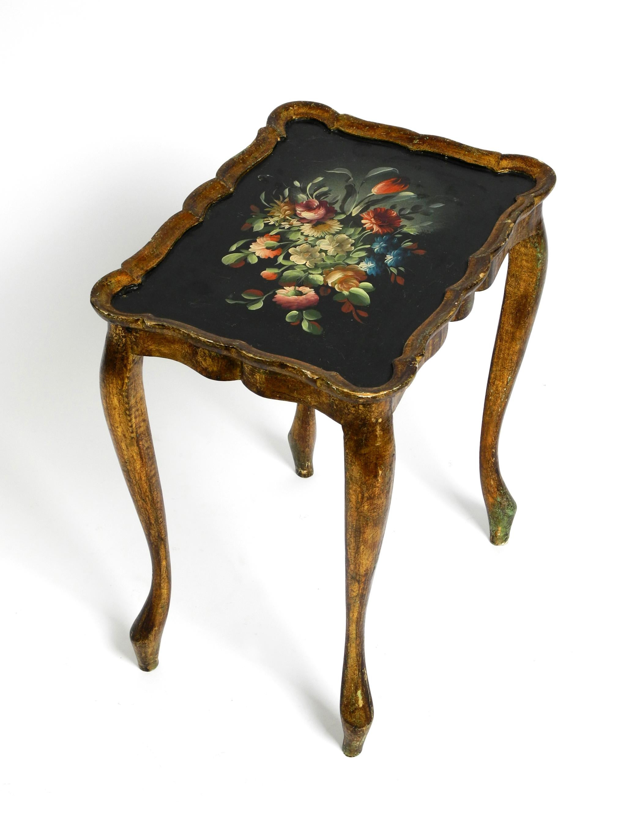 Beautiful Wooden Side Table from 1900s Gilded Frame and Hand-Painted Surface In Good Condition For Sale In München, DE