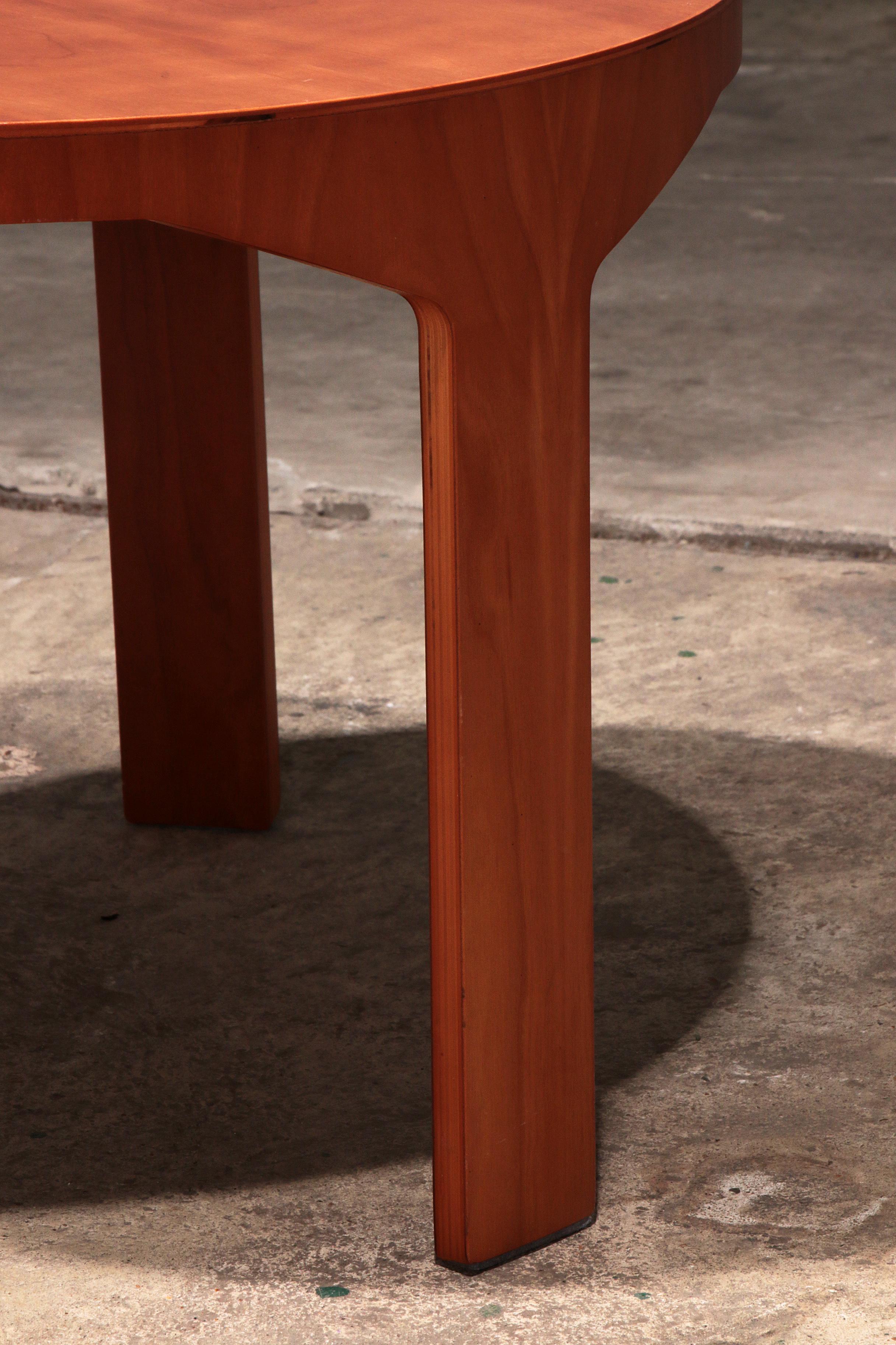 Magnifique table d'appoint vintage en bois des années 70 Excellent état - En vente à Oirlo, LI