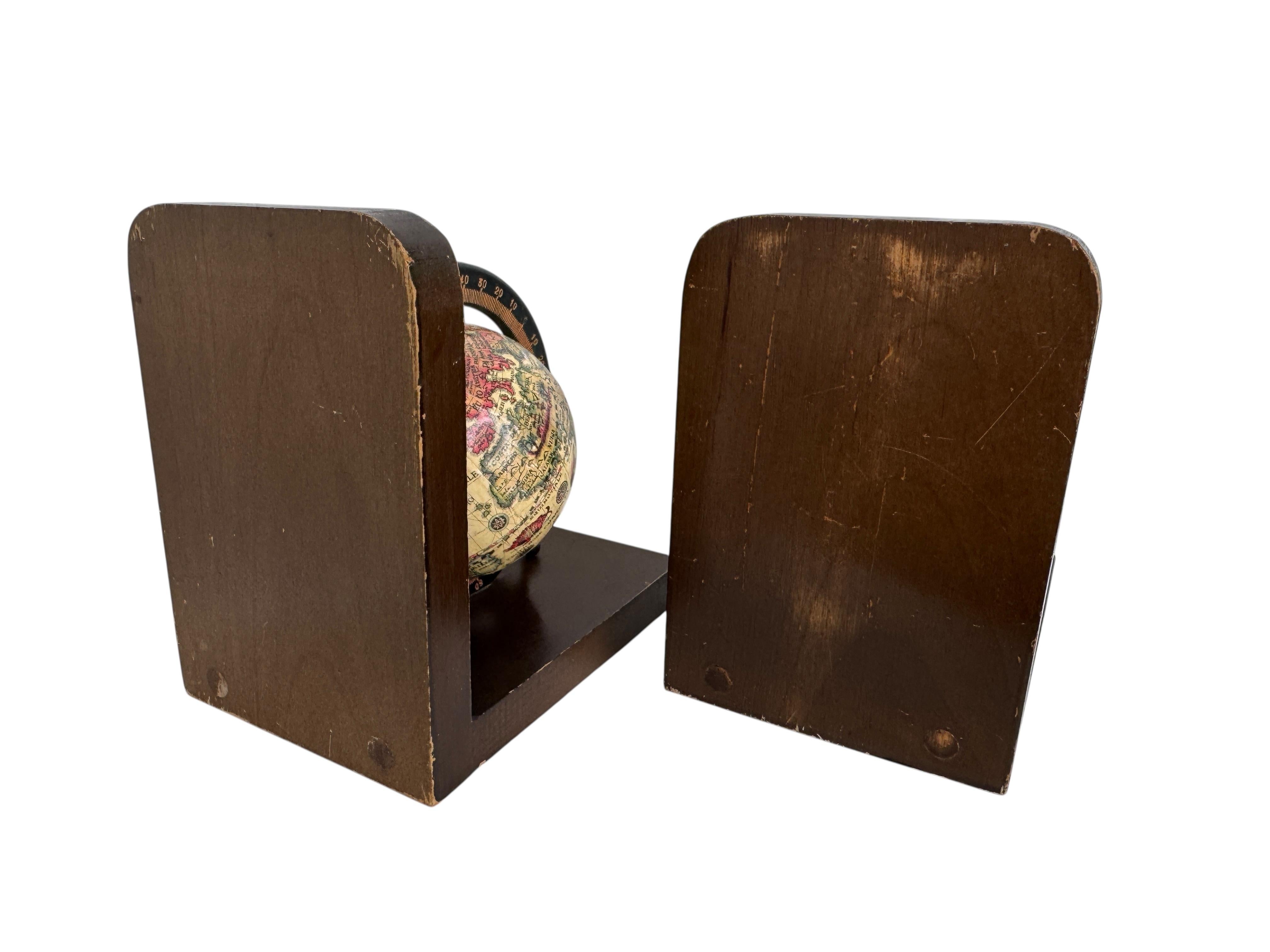 Art nouveau Magnifique serre-livres en bois Globe terrestre unique Antiquité allemande 1910s en vente