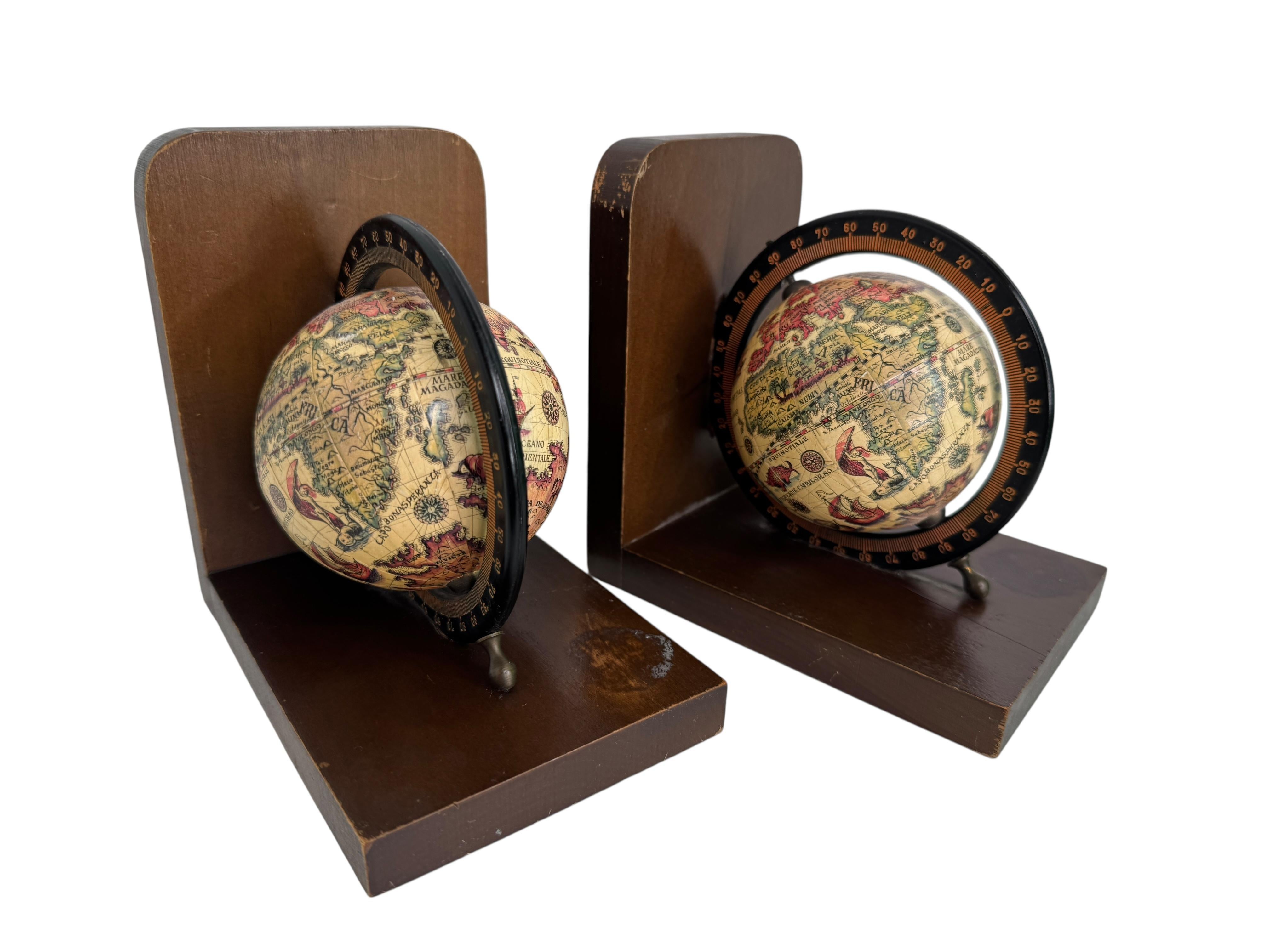 Néerlandais Magnifique serre-livres en bois Globe terrestre unique Antiquité allemande 1910s en vente
