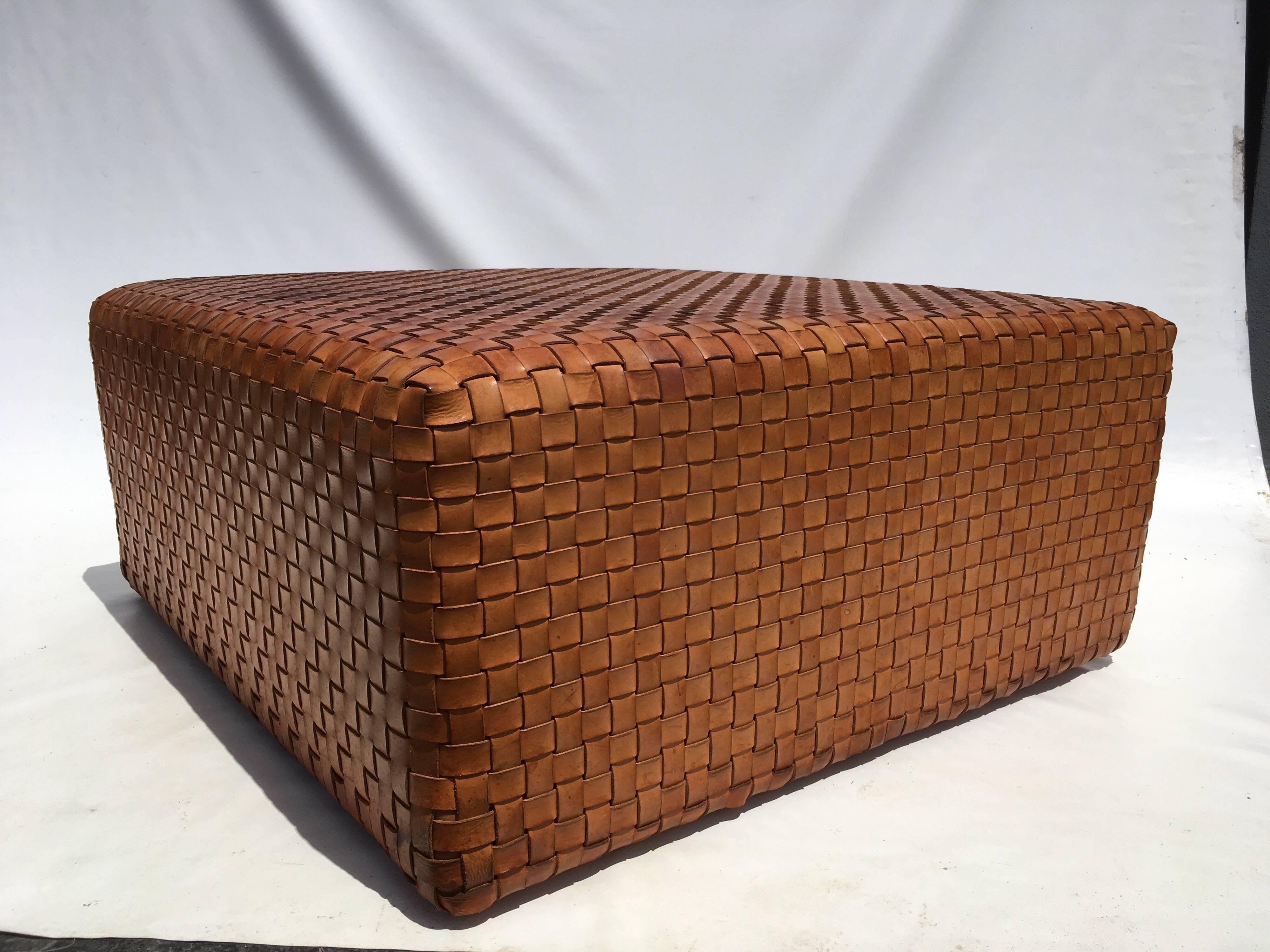Schöner Hocker oder Couchtisch aus geflochtenem Leder mit einem Sockel aus Eiche. Schöne Patina!