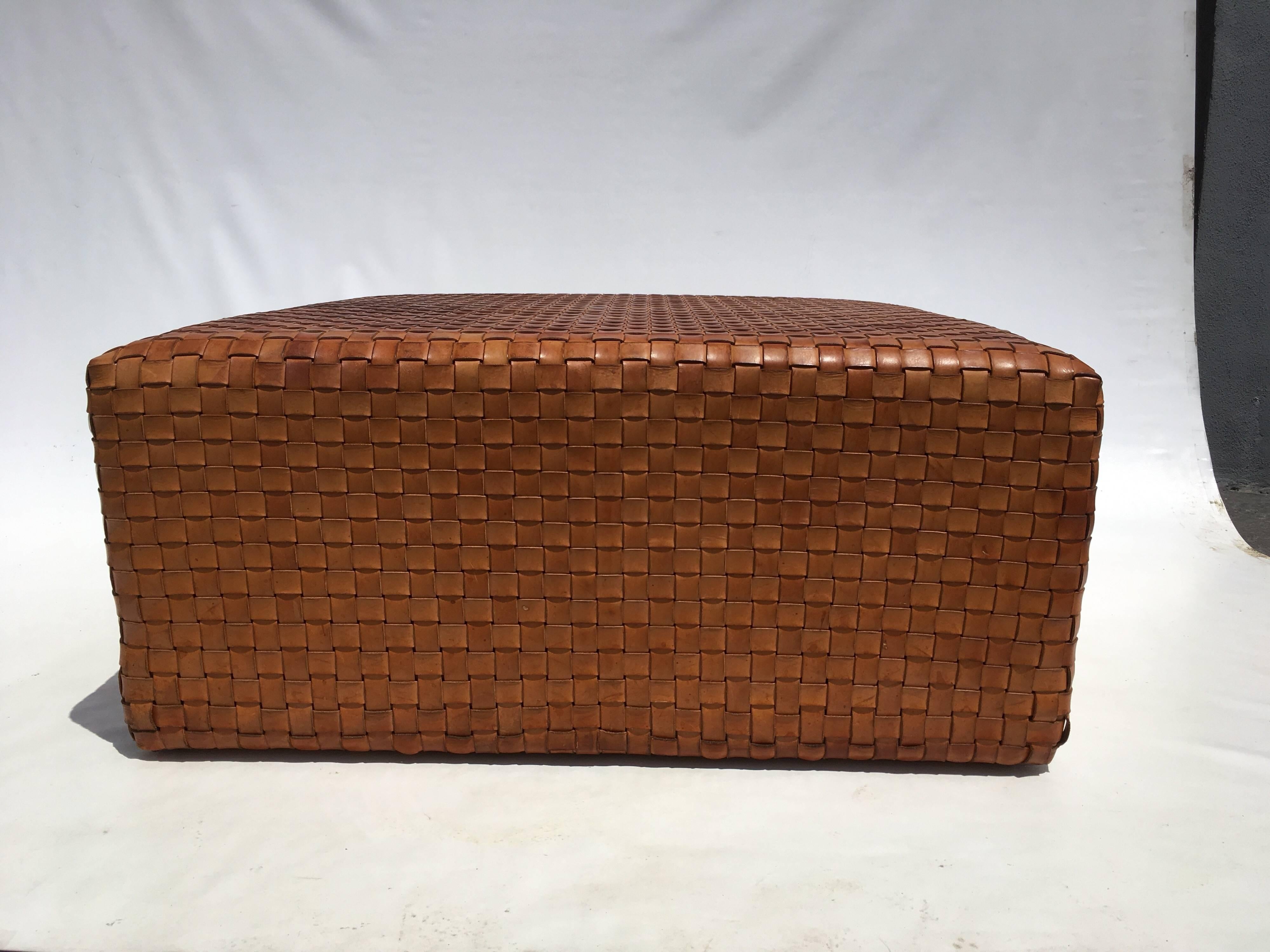 Schöner gewebter Leder-Ottoman oder Couchtisch (Moderne)