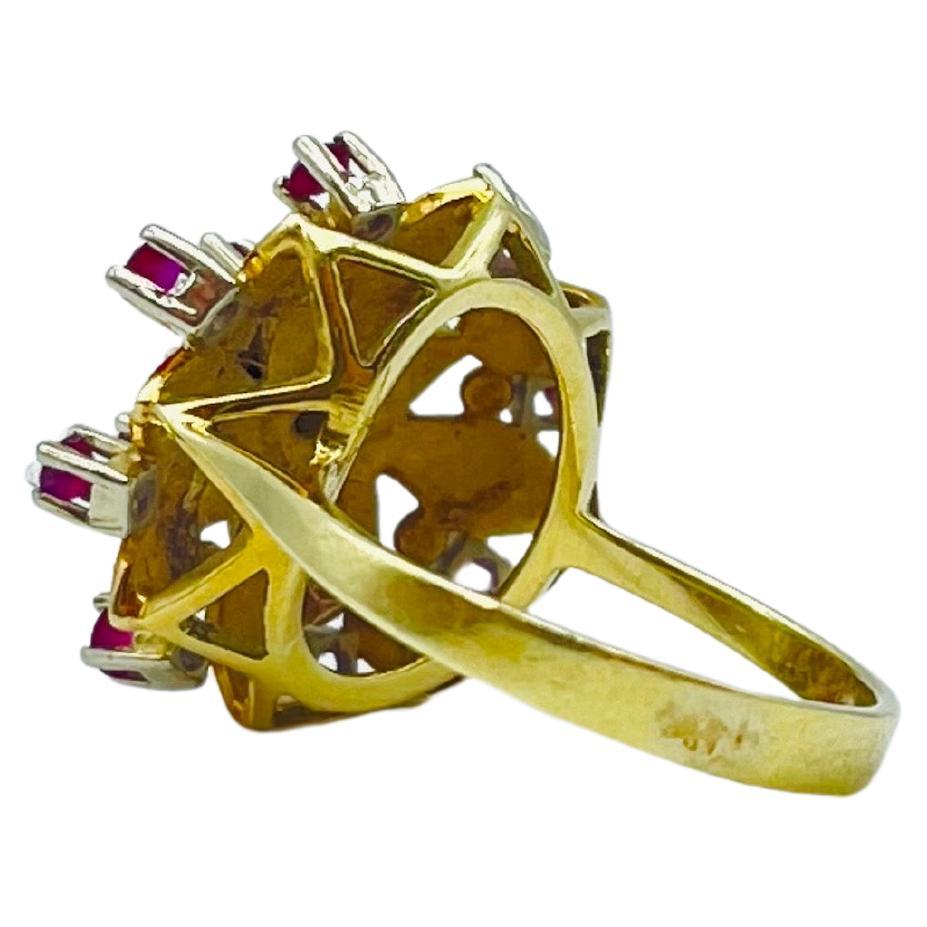 beautiful yellow gold flower ring with rubies and diamond In Good Condition For Sale In Berlin, BE