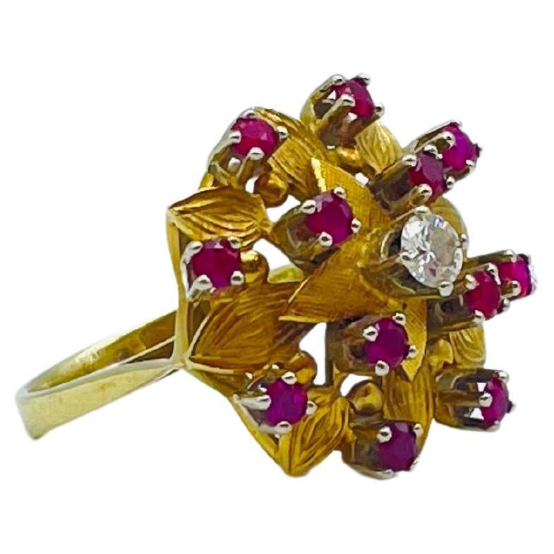 beautiful yellow gold flower ring with rubies and diamond For Sale 2
