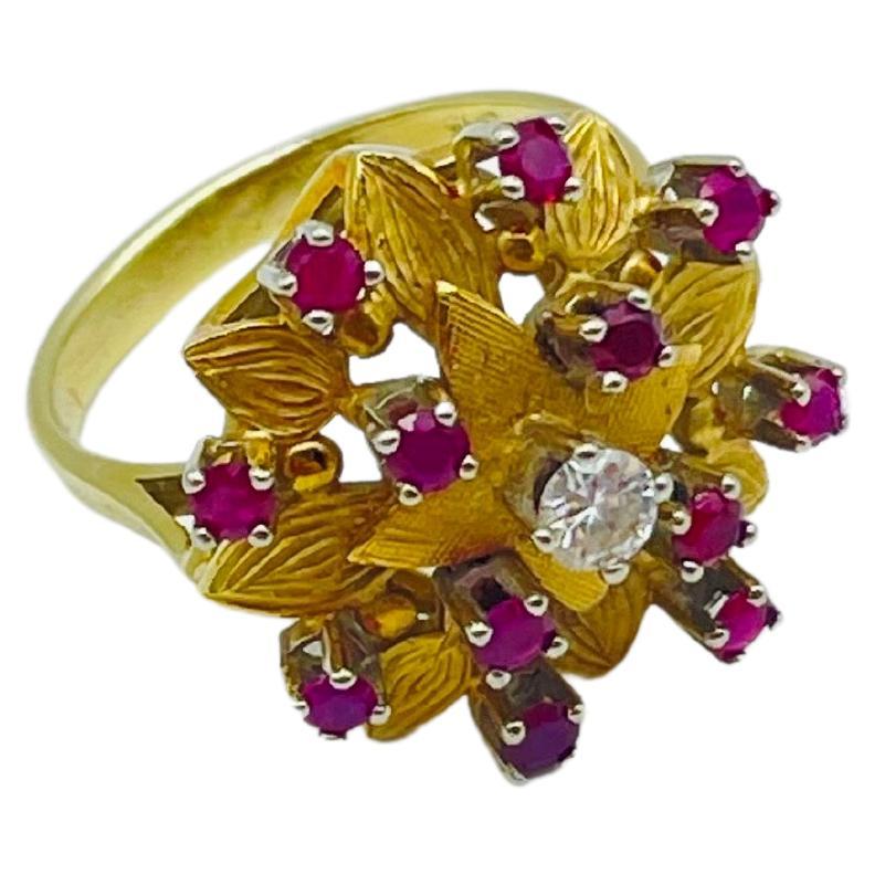 Schöner Blumenring aus Gelbgold mit Rubinen und Diamanten