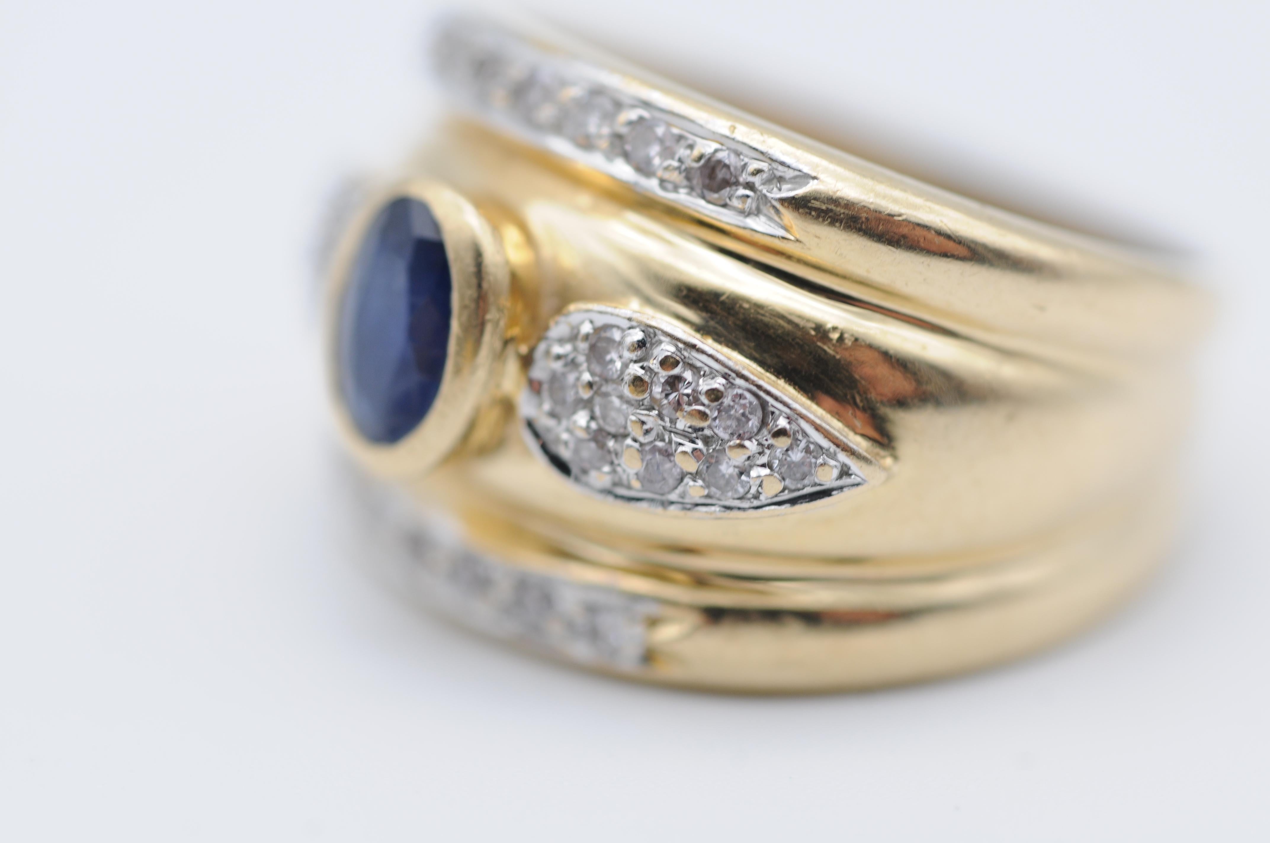 Beautiful Yellow Gold ring with a Blue Saphir Oval Cut  For Sale 8