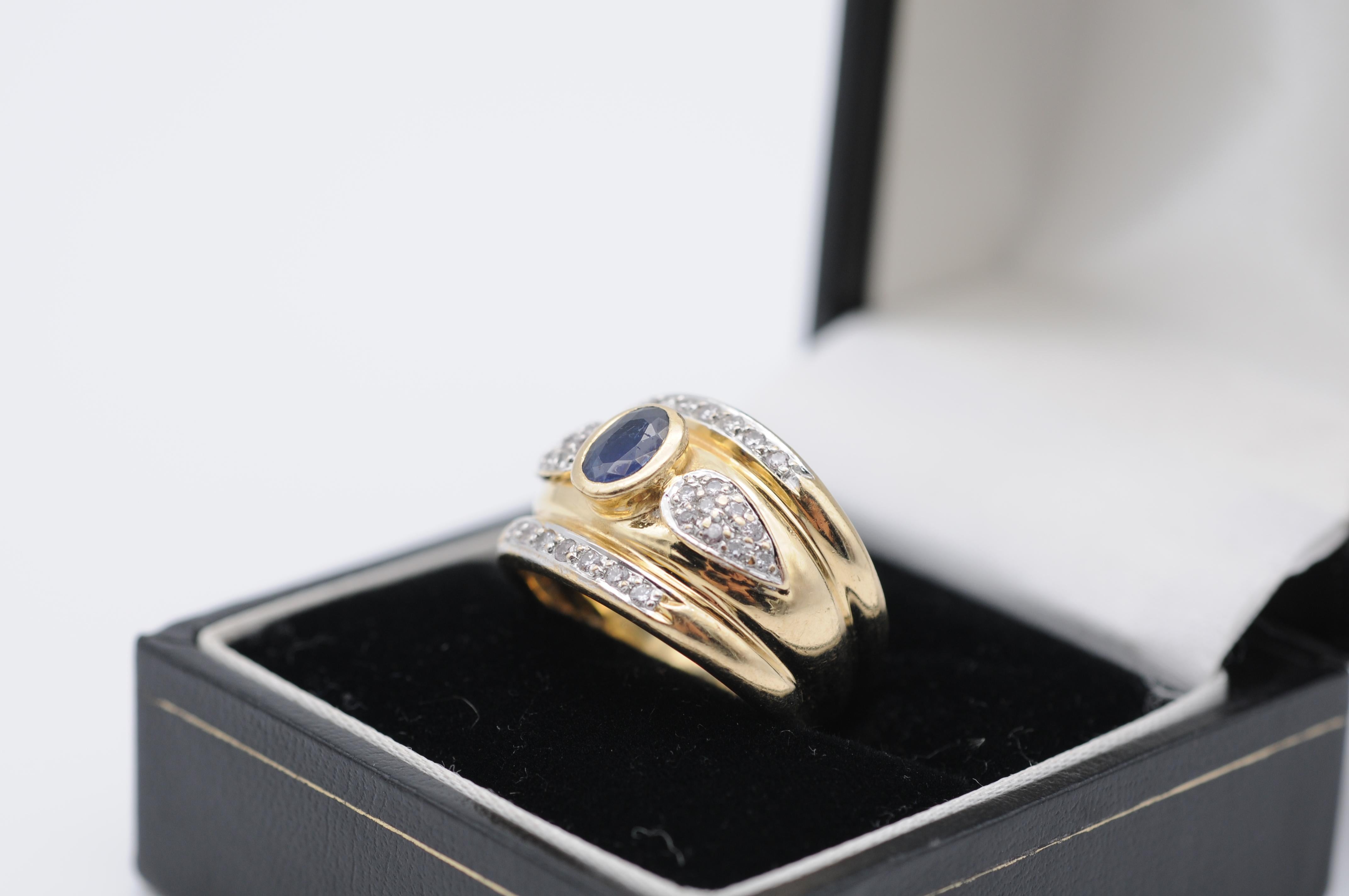Beautiful Yellow Gold ring with a Blue Saphir Oval Cut  In Good Condition For Sale In Berlin, BE