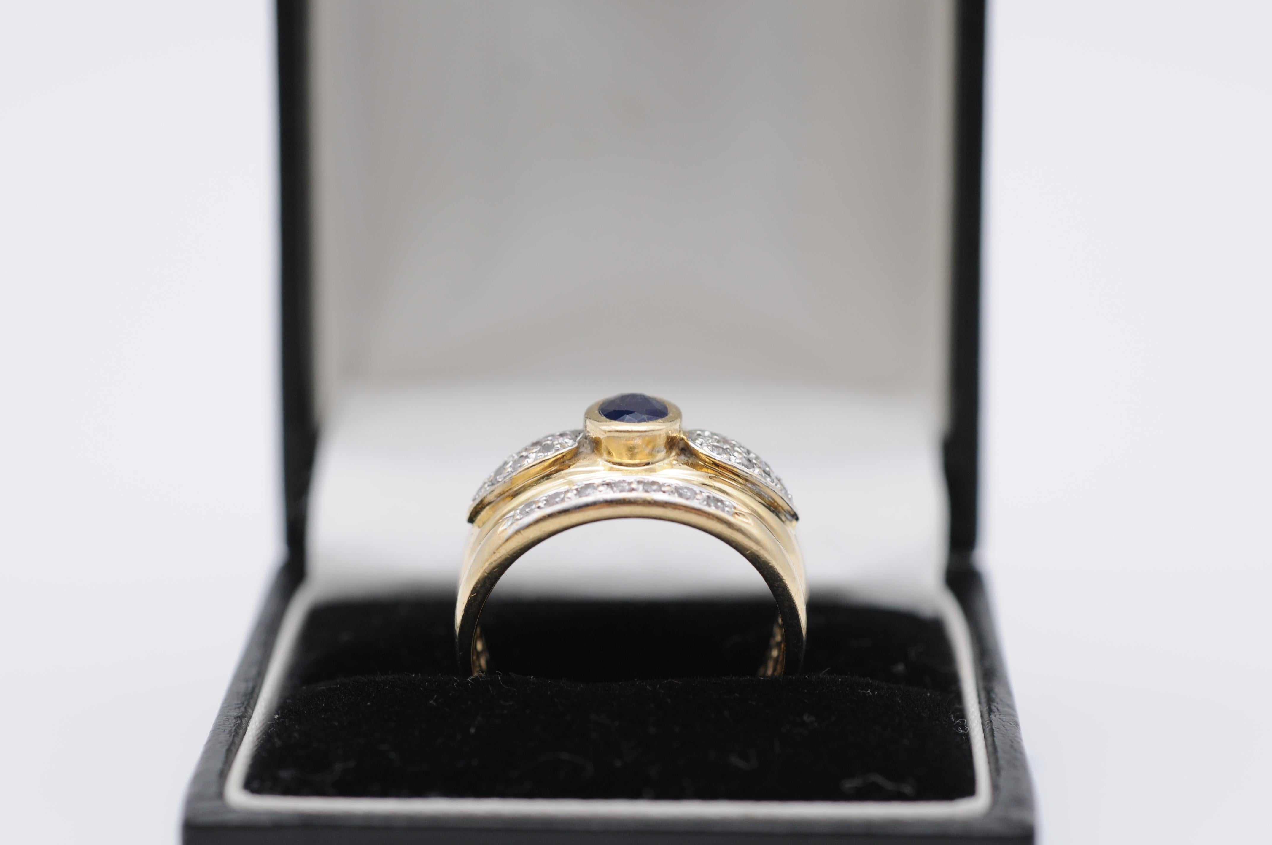 Women's or Men's Beautiful Yellow Gold ring with a Blue Saphir Oval Cut  For Sale
