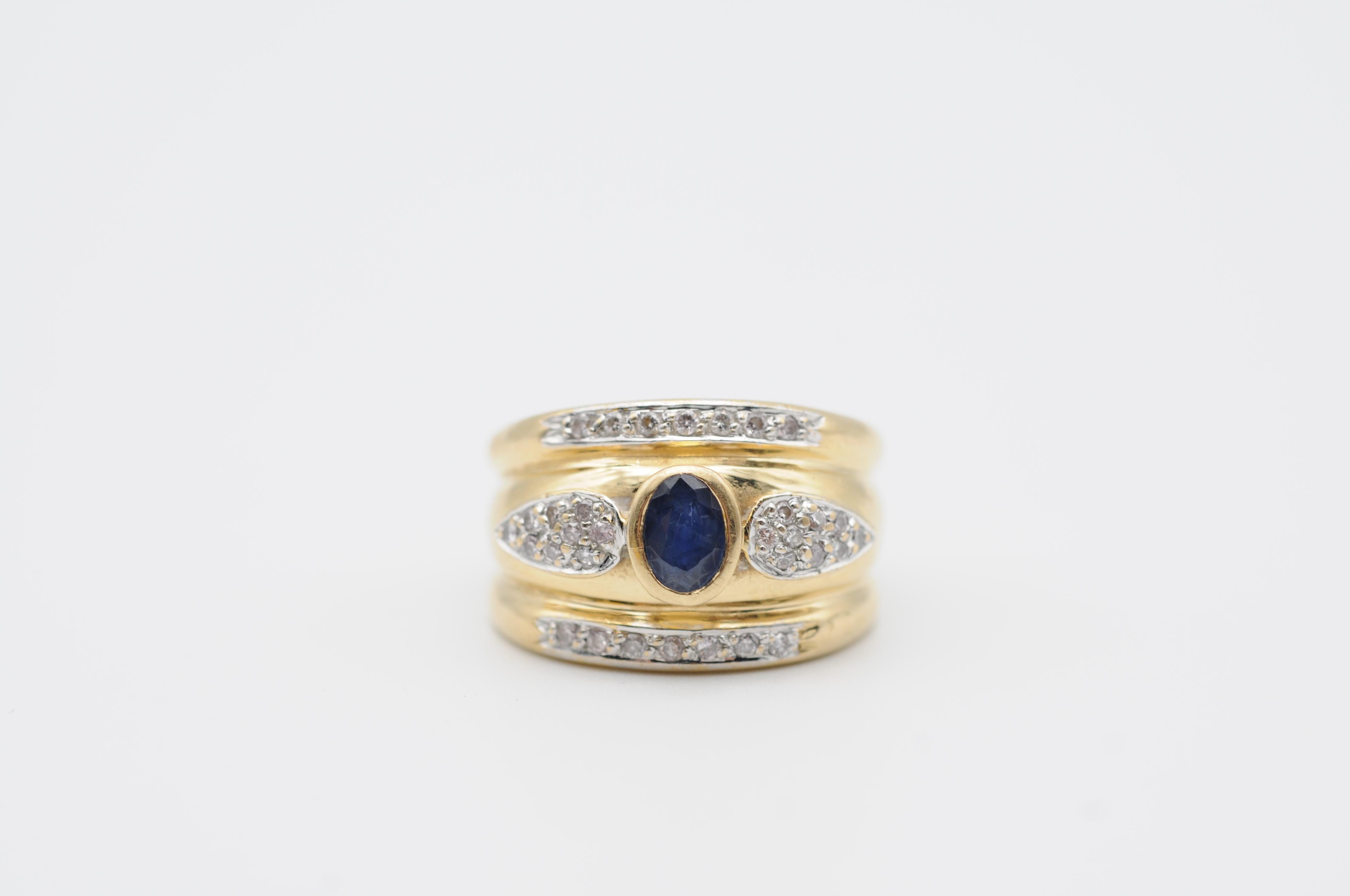Beautiful Yellow Gold ring with a Blue Saphir Oval Cut  For Sale 1