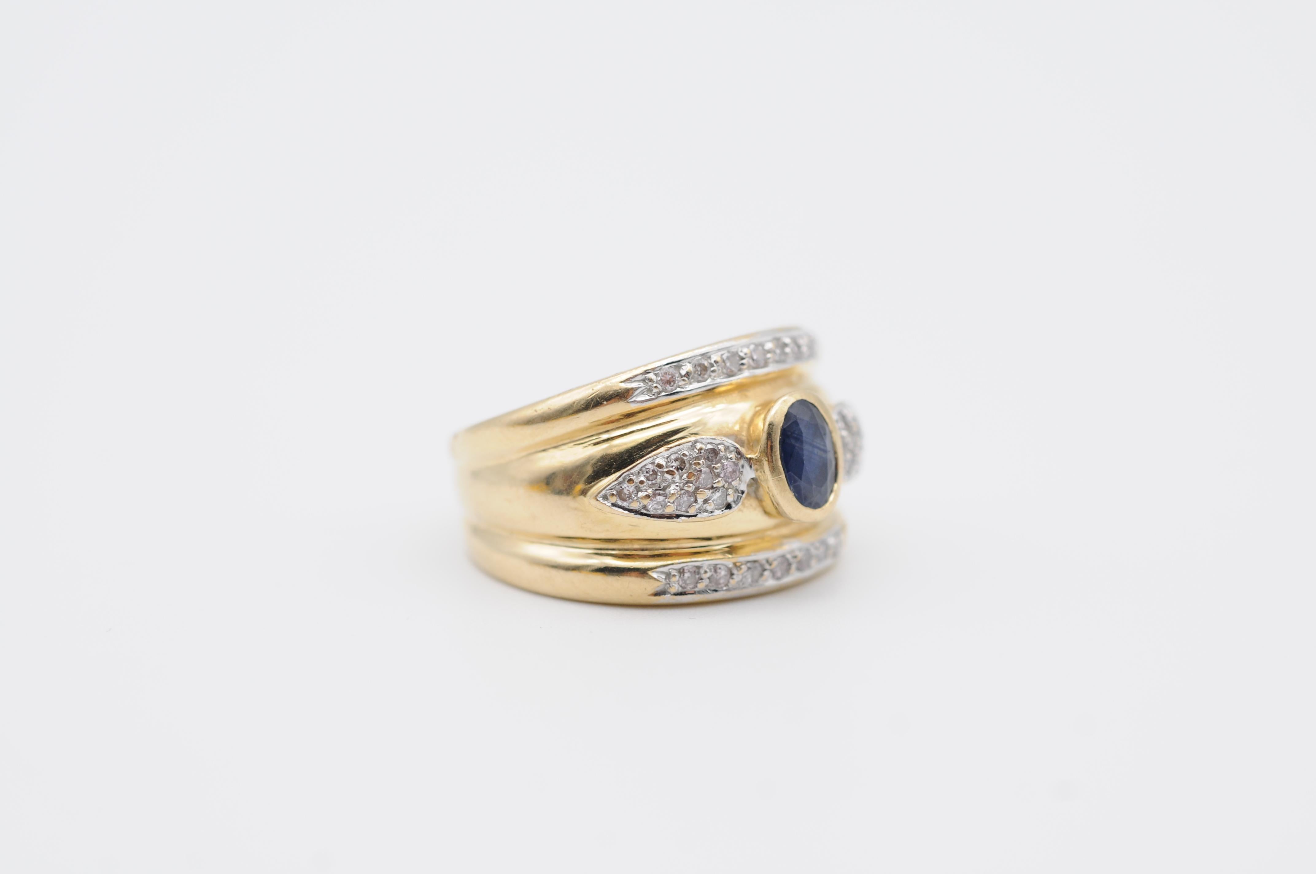 Beautiful Yellow Gold ring with a Blue Saphir Oval Cut  For Sale 2